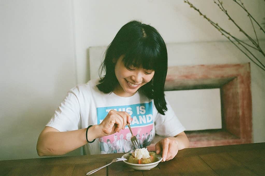 岸井ゆきののインスタグラム：「明日3/6発売の『📙ダヴィンチ』で川上未映子さんについてすこしだけお話ししています🍮 気づいたら90分くらい話していました。文字数！ 過去作の好きなところも紹介していますし、なんといっても川上未映子特集ですよわたしも楽しみです。 『黄色い家』は、即本屋さんでサイン付きを購入しまして、夜ふかし夜ふかし、読みました！ また90分語らせてください。とにかくページを捲る手が止まらないです！！  そんで公開日に、ぜったいでっかいスクリーンで観ると決めてたのは サムメンデスの『エンパイアオブライト』とスピルバーグの『フェイブルマンズ』（エブエブ待って！観るから言わないで！）  だって、そう、 だって、自分がむかしの映画として観てきたものは、 そりゃあある瞬間では新作で、いま映画のなかで繋がる。 ウワー🌂🐎🎬 『過去はいつも新しく、未来はつねに懐かしい』この言葉を思いました。 あー！映画、文芸、音楽、本当にありがとう。」