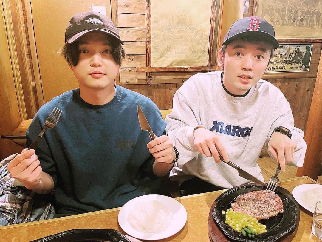 白山治輝のインスタグラム：「オッガさんと肉たべた日🍖 今年はちゃんとベース弾くぞ、、、！  #いつかの夜シリーズ」