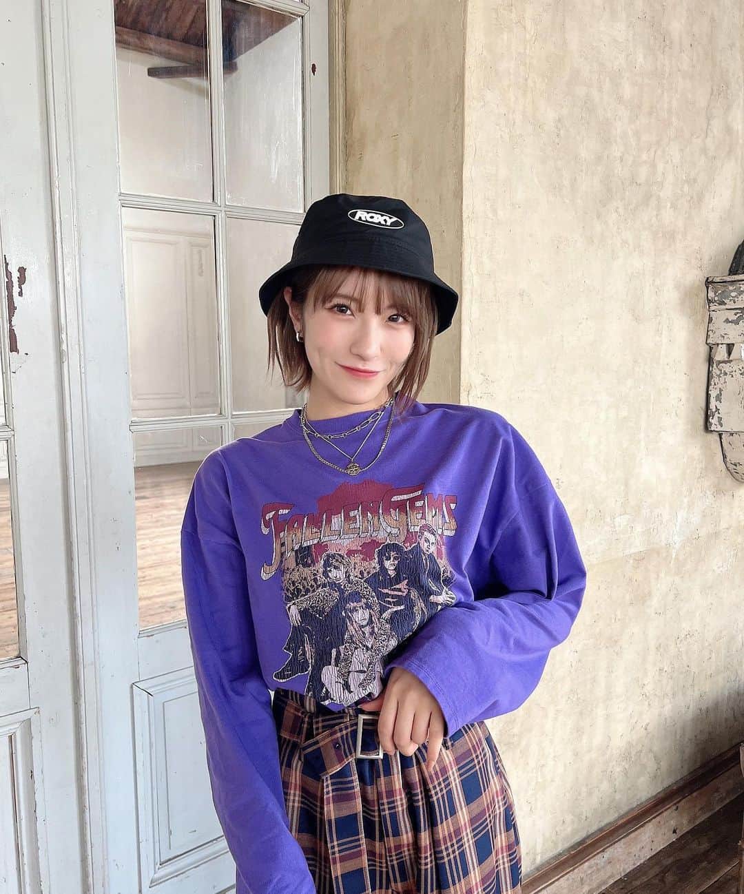 のインスタグラム：「意外と着ない系統😈⛓ ⁡ ⁡ #りぷりっぷる #Enjoy無礼講！ ⁡ MVのLOOKBOOKで来ていたコーデ🤟🏻 ⁡ ⁡ #ショートカット #ショートヘア #ショートヘアアレンジ #バケハ #ロンT #シルバーアクセ」
