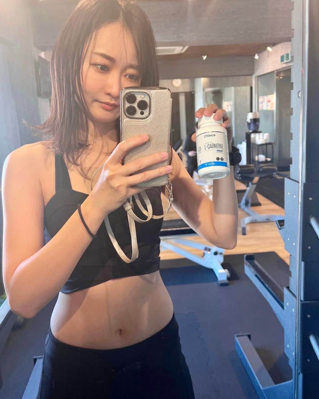 山吹香織のインスタグラム：「🏋🏾‍♀️❤️‍🔥 少しずつですが…腹筋戻ってきました‼︎🥹笑 2枚目が少しわかるかも？🤫 継続は力なりですね。。🥹 なりたい自分を目指して頑張るぞ〜🌿 @personalbodylab_official 🏋🏽‍♂️ @janguren トレーナー👦🏾 いつもありがとうございます🙇🏾‍♀️ ・ ・ ・ 山吹の必需品 @garminjp ⌚️ サプリメント @choice.protein ・ ・ ・ #パーソナルトレーニング #gym #ジム #运动 #교육#스포츠#다이어트#ボディメイク#筋トレ  #健康#美容#筋トレ女子 #ダイエット#腹筋 #ダイエット女子  #美尻#くびれ #ヒップアップ  #腹筋女子 目指して頑張り中💪🏾🔥 #なりたい自分になる 🍀 #筋肉は裏切らない 🏋🏽‍♂️笑 #自分磨き  #温かい目で見てください 🙏🏾」