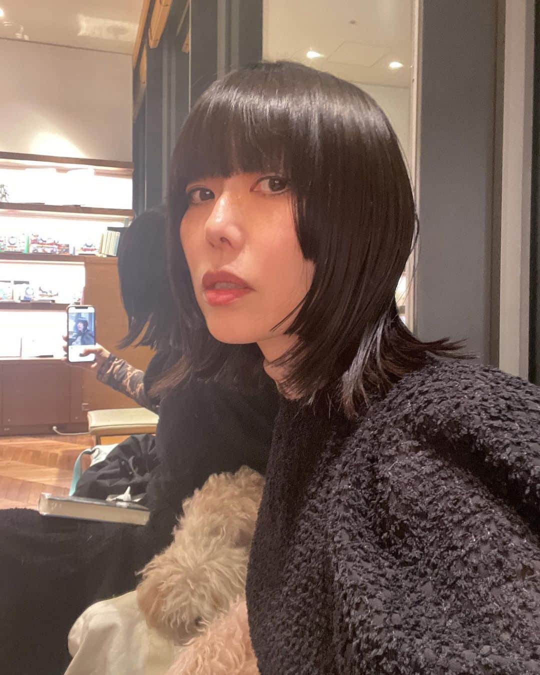 のインスタグラム：「あーまたやってしまった久々の投稿！(2ヶ月以上ほったらかし…)  昨日髪を切ったのでチビを待ってる間に自撮り🤳  顔まわりの2段階カットめちゃくちゃお気に入り！  来週から展示会で忙しくなるので今日はチビとミエルと無理矢理デート  チビにお願いされてハリーポッターの本買いに二子玉川蔦屋行ったり(絶対ここで買いたいという変なこだわりあり)  もえちゃんに誘ってもらってtanzの展示会へ行ったりしたよ  懐かしトークは涙流して笑った😂  パット入りのとっても便利なチューブトップとロゴゴムが素敵なスカートをオーダーしました✨  11歳になったチビはもうほとんど身長も変わらなくなってて  気がめっちゃ合うので2人でずっと爆笑してイチャイチャして 本当に大好きな親友が出来ました  今日も色々ありがとうね❣️  @honeymihoney_official  @tanz_tokyo @m_o_e0206  @norahairsalon @cos____  #HONEYMIHONEY」