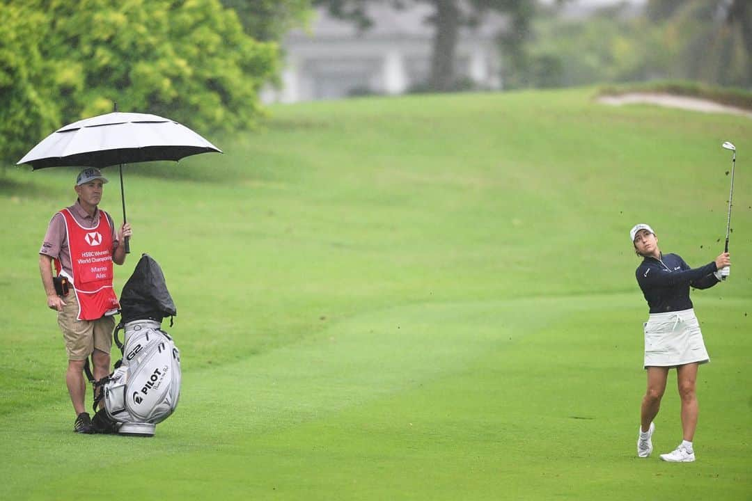 マリナ・アレックスのインスタグラム：「☔️ ⛳️ Tough four days, hope to do better soon. Huge thanks to staff at @sentosagolfclub for making a playable golf course after 16inches of rain」