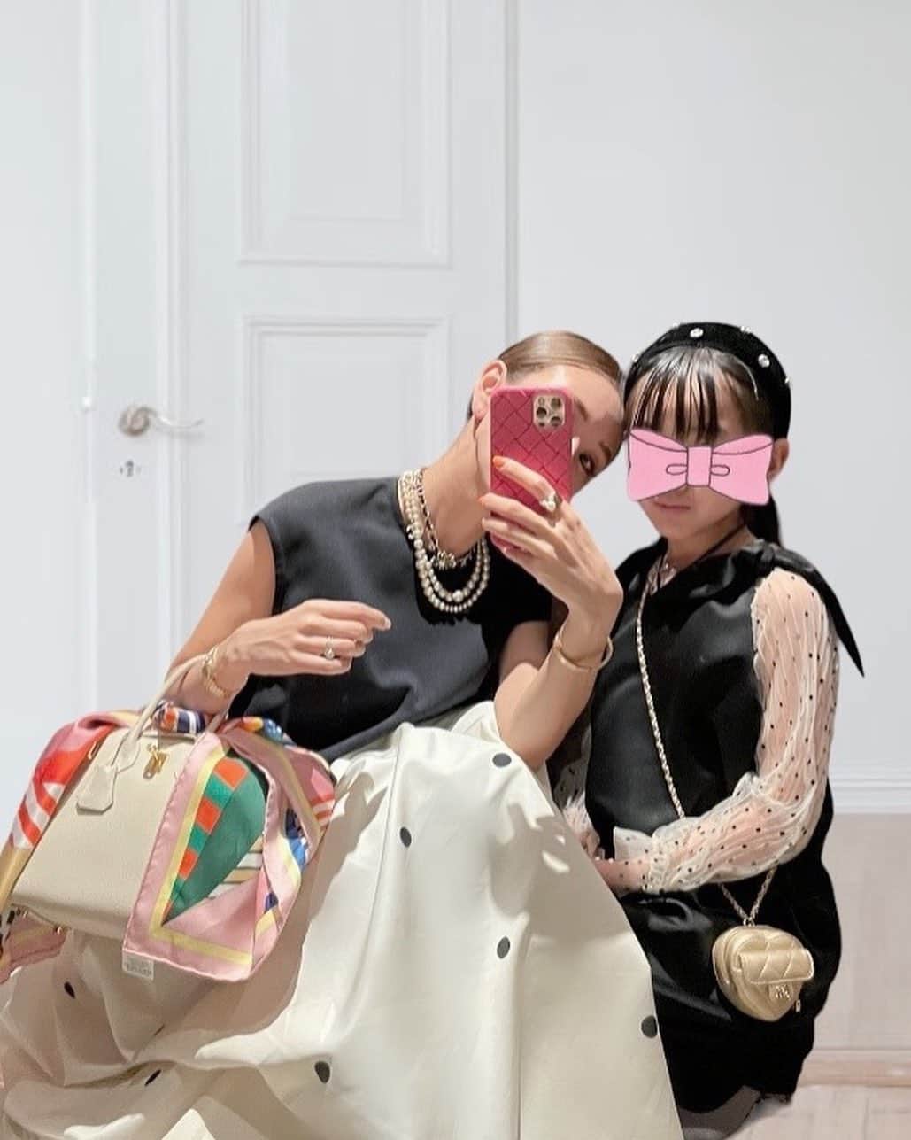 のインスタグラム：「昨夜は👨🏽の友人のPartyへ🥂  娘とリンクコーデで🫶🏻  Dotスカートが製作した自分でも引くくらい使えるよ🤣  娘のワンピもHIAND🌷チュニックになるまで使えてコスパ良すぎの優秀アイテムです！ @hiand_official   #HIAND#ハイアンド#エルメス#hermesbirkin #クレ#バーキン25#hermes#hermès#まとめ髪#ヘアアレンジ#hnhiand親子コーデ#ママコーデ#女の子ママ#親子ファッション#小学生ママ#chanel#シャネル#chanelheartbag」