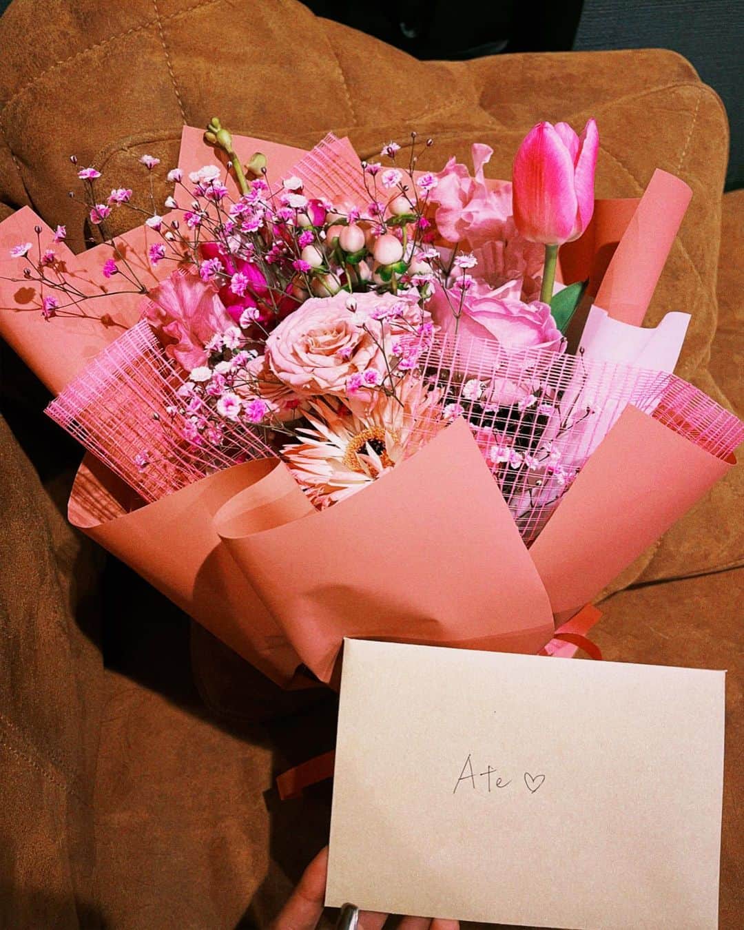 香川沙耶のインスタグラム：「今日、妹が高校を卒業しました🎓❤️ 妹にお祝いのお花を買ったのに、 まさかのありがとうのお花を買ってくれてた。 「アテ(フィリピンでお姉ちゃん)18年間ありがとう。」 は涙止まりませんでした。 あなたの前でしか甘えられません。 そんなお姉ちゃんでいさせてくれて 本当にいつもありがとう。 10歳も年下のあなたに抱きついて泣いたり、誰にも打ち明けられない気持ちをぶつけたり、頼ってわがままを言っても受け止めてくれるのはあなたしかいません。 あなたにしかわからないこと、 わたしにしかわからないこと、 大事にしていこうね。 卒業おめでとう。愛してるよ。 これからも支え合おうね😊 お手紙っていいね。 お花っていいね。 姉妹っていいね。 家族っていいね。 (あー。マスカラが取れるほど泣いた😂)」