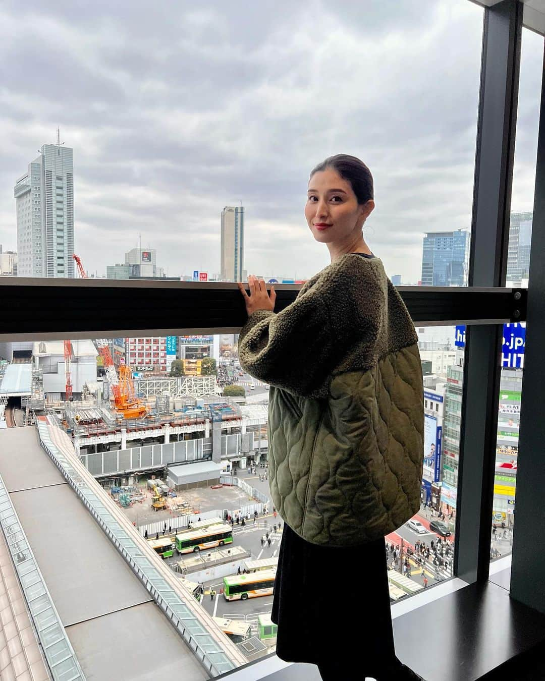 橋本マナミさんのインスタグラム写真 - (橋本マナミInstagram)「@渋谷  が見渡せるヒカリエの中でお仕事でした😊 どんどん渋谷も変身していくなぁ、、、東京に出てきたばかりの頃、スクランブル交差点で人に巻き込まれず必死に渡っていた頃が懐かしいです🤭🤭」3月5日 21時27分 - manami84808