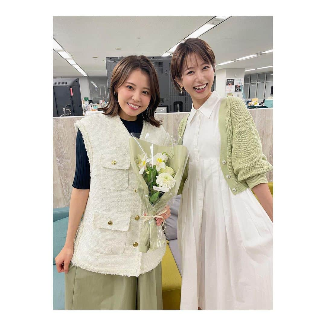 宮澤智さんのインスタグラム写真 - (宮澤智Instagram)「★ 先日、可愛い後輩のえびちゃんこと海老原アナが 誕生日を祝ってくれました🥹✨  白と緑のブーケをプレゼントしてくれたのですが、なんと！ 2人のその日の衣装の配色と同じ！ こんな偶然あるんですね〜🥳 本当にありがとう🤍💚  いろんな人におめでとうと言ってもらえてとても嬉しい一日でした🎈 一年一年、頑張ります😆  #33歳」3月5日 21時22分 - tomo.miyazawa