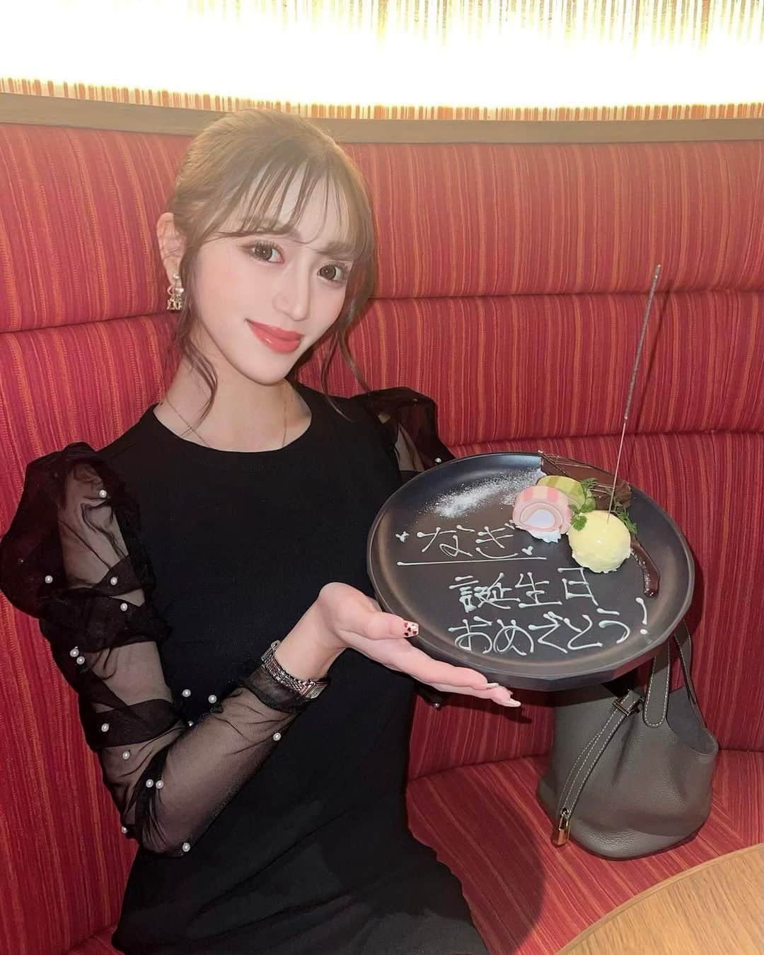 高澤凪のインスタグラム：「先月のお誕生日で、21歳になりました♥️  沢山お祝いしてもらって 幸せなお誕生日月でした🥺💕  お祝いメッセージくれた方も ありがとうございます🤍  21歳も宜しくお願いします🥰」