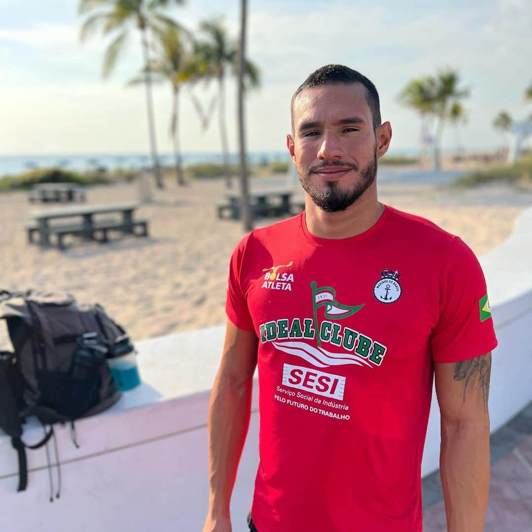 ルイス・アルタミル・メロのインスタグラム：「Fim da primeira competição do ano aqui em Fort Lauderdale 🇺🇸. Bom início de temporada, foram nove quedas na água em três dias de competição, melhores marcas em duas provas e 🥉 nos 200 m livre.    Agradecimento especial aos meus patrocinadores e apoiadores: @idealclube @sesiceara @cdm.cefanoficial @ergosfortaleza #bolsaesporte #voajuventude #juventudefortaleza   Vamo pra próxima 🔥⛓️   #SESICeará #SESISaúde #bolsaesportefortaleza #bolsaesporte #secel」