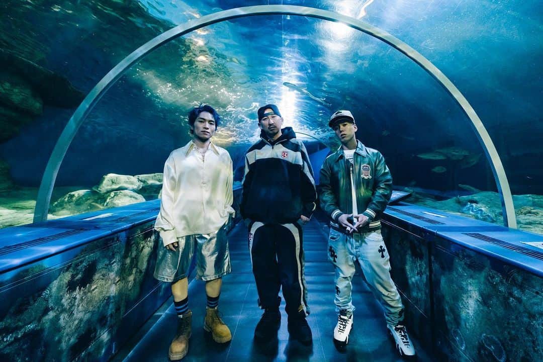 DJ RYOWのインスタグラム：「with WAVY & SIRUP🔥  超良い感じの曲 & MVになって嬉しい限り。大感謝🙏  そして、撮影現場が🦭に囲まれてて最高でした🌊  THANX to @sorry_wavy @sirup_insta @yueeichan @gaku_0701 @_claus_fof @umicadet94 @patgilles @beat_sena @cocokrkw @divina_1062 @ryosuke_hirose @sakura981118   📷 @shotby_dm   https://youtu.be/7jm2t_dlwgg」