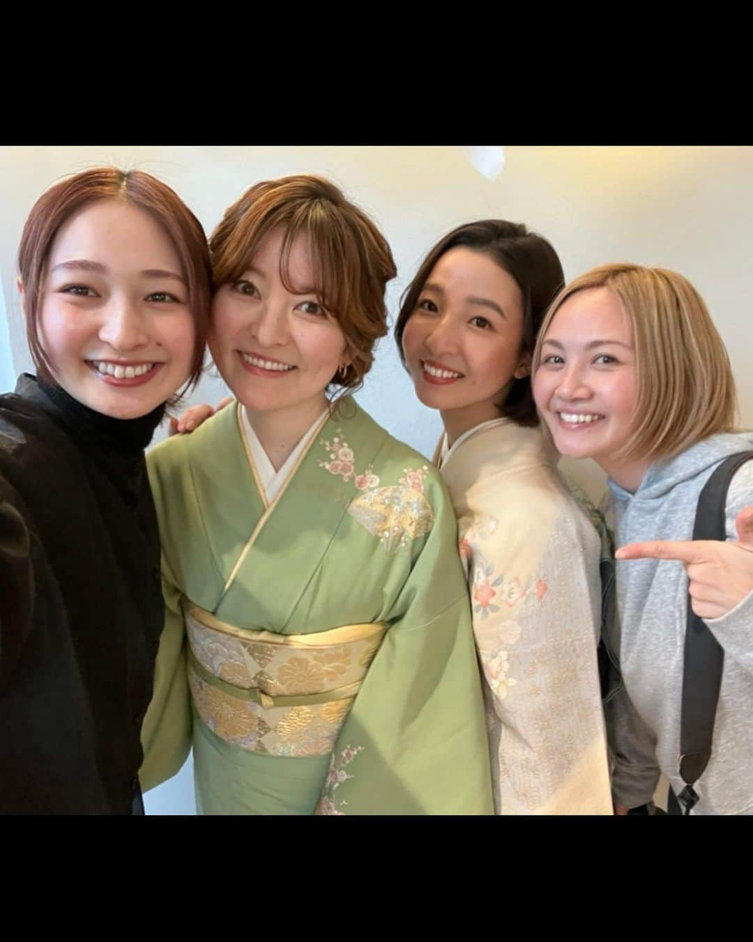 もえぴ英会話さんのインスタグラム写真 - (もえぴ英会話Instagram)「大好きなみんなと着物撮影をしました👘「胸張ってこれが私だって思える素敵な写真が欲しいなあ…」から実現したこの撮影🌸  英語と海外大好き、アメリカ留学が私の人生を変えたとみんなに伝えていますが、根底にある私のルーツは日本で、このカルチャーの中で育ちました🇯🇵 なにより日本が大好き。  この先も英語が世界共通言語であることは変わらないと思うので、しっかりと世界中の人と同じ立場で対等にコミュニケーションを取ったり、日本について英語で伝えられることも私が英語を学ぶ理由の一つです。  英語が話せないことがディスアドバンテージになって損をしたり、フェアじゃないことになるのはいやです...。 胸張って自分の意見言ってやるんだ！！  どんどん海外のモノやサービスで溢れていきますが、 私は日々意識を持って日本の大切な文化を未来ある子どもたちのためにも残していけたらって思っています。  留学に行くみんなも、自分を表す素敵な一枚を用意すると会話も広がるし、日本について知ってもらえる機会になると思います✨  最強チーム(全員愛してる) @hm_ayumi  @myk_bridalyoga  @bridesmaid_tokyo  @mapp.photo  @buchi3298  @10krmk   #留学 #海外留学 #海外移住 #英語の勉強 #英会話 #英会話レッスン #着物 #着物ヘア #着物レンタル #撮影スタジオ #kimonostyle #kimonofashion #kimonogirl #英語勉強垢」3月5日 21時25分 - moepi_english