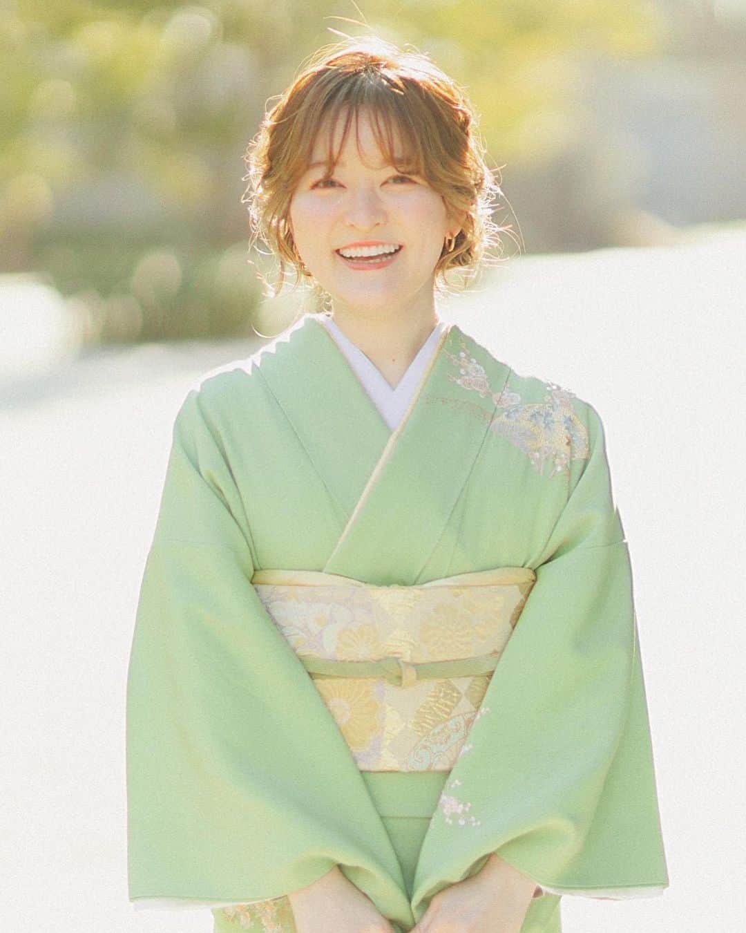 もえぴ英会話のインスタグラム：「大好きなみんなと着物撮影をしました👘「胸張ってこれが私だって思える素敵な写真が欲しいなあ…」から実現したこの撮影🌸  英語と海外大好き、アメリカ留学が私の人生を変えたとみんなに伝えていますが、根底にある私のルーツは日本で、このカルチャーの中で育ちました🇯🇵 なにより日本が大好き。  この先も英語が世界共通言語であることは変わらないと思うので、しっかりと世界中の人と同じ立場で対等にコミュニケーションを取ったり、日本について英語で伝えられることも私が英語を学ぶ理由の一つです。  英語が話せないことがディスアドバンテージになって損をしたり、フェアじゃないことになるのはいやです...。 胸張って自分の意見言ってやるんだ！！  どんどん海外のモノやサービスで溢れていきますが、 私は日々意識を持って日本の大切な文化を未来ある子どもたちのためにも残していけたらって思っています。  留学に行くみんなも、自分を表す素敵な一枚を用意すると会話も広がるし、日本について知ってもらえる機会になると思います✨  最強チーム(全員愛してる) @hm_ayumi  @myk_bridalyoga  @bridesmaid_tokyo  @mapp.photo  @buchi3298  @10krmk   #留学 #海外留学 #海外移住 #英語の勉強 #英会話 #英会話レッスン #着物 #着物ヘア #着物レンタル #撮影スタジオ #kimonostyle #kimonofashion #kimonogirl #英語勉強垢」