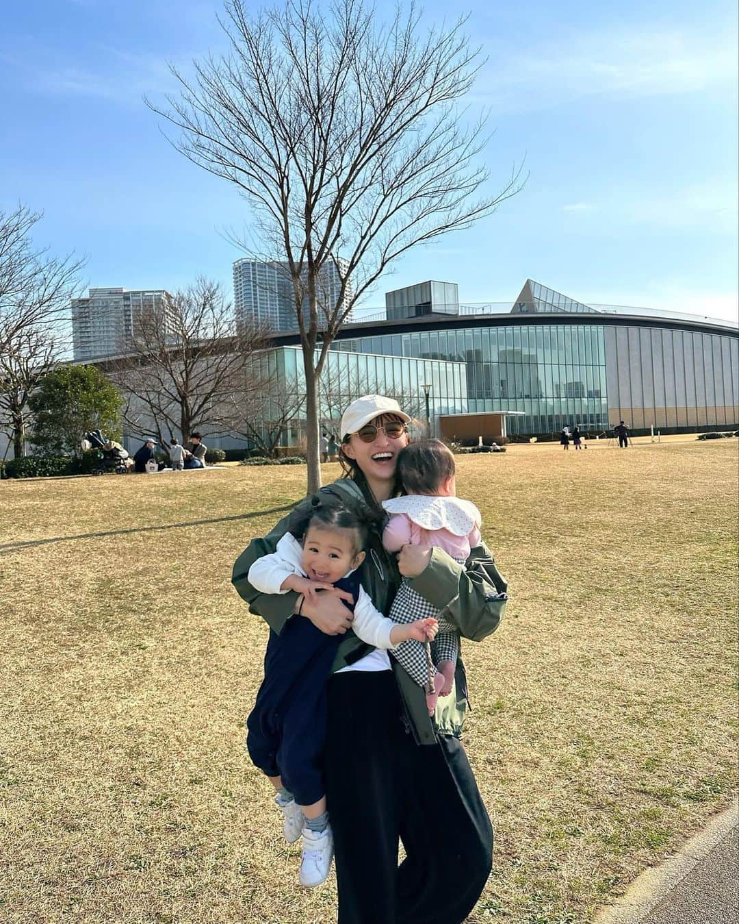 ARISA（和田有沙）さんのインスタグラム写真 - (ARISA（和田有沙）Instagram)「かくほ〜👧🏻 ぱぱがお休みの日はお外で思う存分かまってあげられる🥺💓ㅤㅤㅤㅤㅤㅤㅤㅤㅤㅤㅤㅤㅤ ㅤㅤㅤㅤㅤㅤㅤㅤㅤㅤㅤㅤㅤ ですが時には強制確保も🙃💓」3月5日 21時35分 - wadaarisa