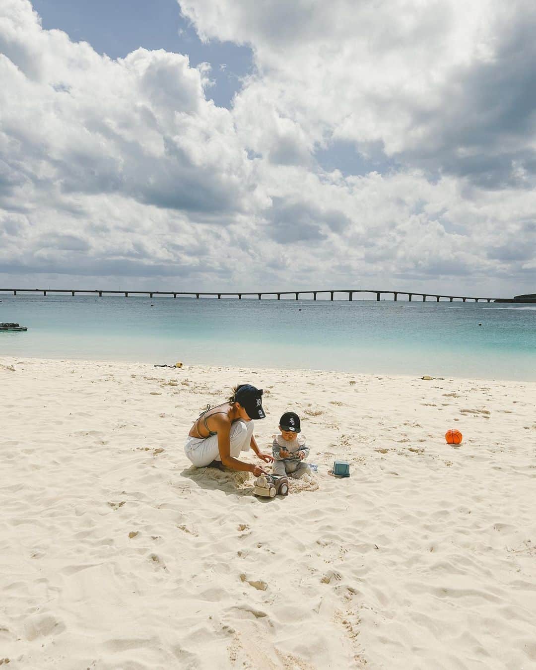 𝙼𝚒𝚑𝚘𝚛𝚊𝚊𝚊のインスタグラム：「かぞくのじかん🕑  天気がよくてお弁当もってテント張って、お砂場セットとボールもってビーチにピクニック⛱  たくさん砂で遊んで太陽浴びて疲れて然くんテントでお昼寝して、その後公園に行って芝生嫌い克服させるためにたくさん遊ばせて、その後メイとマンゴーのお散歩🐕行って一日とても充実した♡  とっても楽しかったね〜☺︎  けいた寝不足なのに家族の時間を大切にしてくれてありがとう😉  #宮古島」