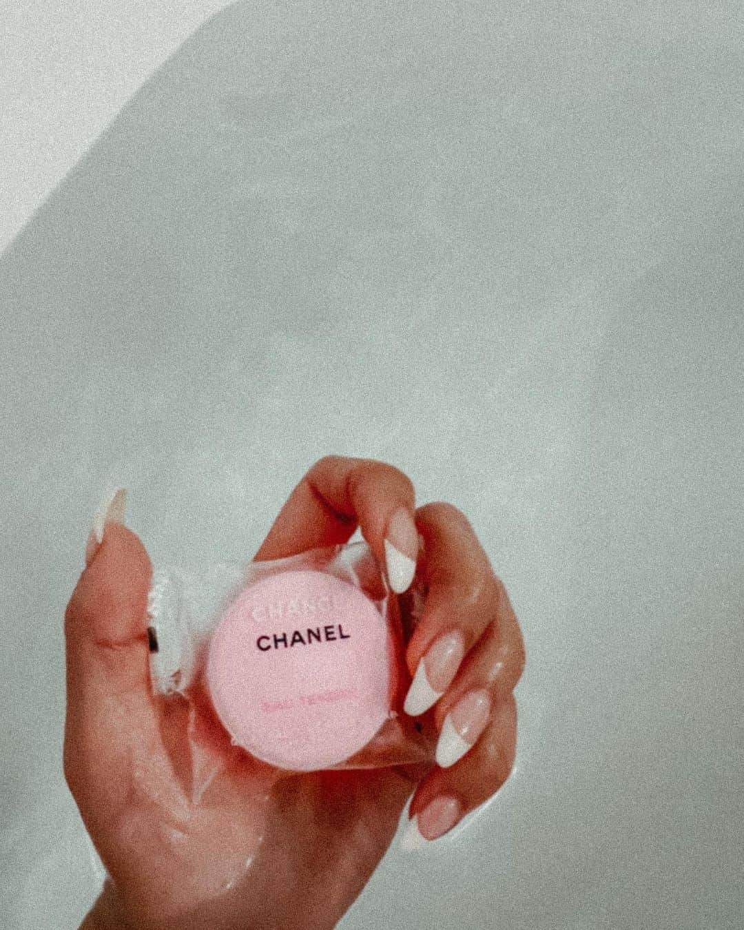 福井仁美のインスタグラム：「日曜日の夜は、いい香りに包まれて長風呂したい💞  #bathbomb #chanel #sundaynight」