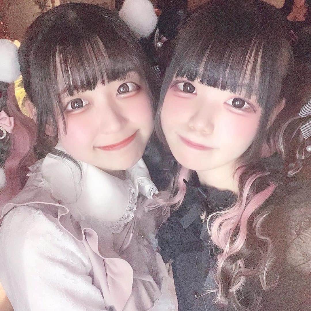 ゐななのインスタグラム：「大好きなお友達のお誕生日会に呼んでもらって(奇跡)、その子とはるぽんも友達だから(運命)、2人でぐるぐるさんでヘアメしてお祝いしに行った時の🎶🌟  プライベートすぎてまともな写真撮れてないのですが、ツインテール可愛いっていっぱい褒めて貰えたよ😭‪‪❤︎‬」