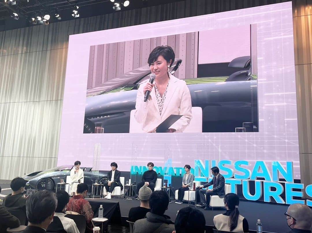 瀧口友里奈のインスタグラム：「・ 【NissanFUTURESに登壇しました💫】 日産自動車の主催するイベントで、テーマは「イノベーション」🔥 起業家、デザイナー、日産の研究員の方など、皆さんの議論をモデレートさせていただきました！  全く新しいイノベーションの在り方について、大変示唆に富むお話をいただきました。 キーワードは🔑「ブリコラージュ」（＝「寄せ集めて自分で作る」「ものを自分で修繕する」）です。 サステナブルで資本力に頼らない、イノベーションの民主化。 イノベーションに向き合う多くの方に、ぜひ見ていただきたいコンテンツです！  そして、今回のイベントは、元NHKアナウンサーの堀潤さん、テレビ朝日アナウンサーでABEMA Prime司会でもお馴染みの平石さんと、週替わりで司会を務めさせていただきました！  私が20代の駆け出しの頃、平石アナが司会を務められているテレビ朝日の朝のニュース番組にレポーターとしてレギュラー出演させていただいていました。 まさかその平石アナと、週替わりで番組を担当させていただける日が来るなんて、、 今回のお話をいただいた時、とても嬉しかったです😢✨  ストーリーにリンクを貼りたいと思いますので、ぜひ覗いてみてください👏🏻  #あなたの答えが未来をつくる  #nissanfutures #セントフォース #司会 #モデレーター#経済キャスター #瀧口友里奈」