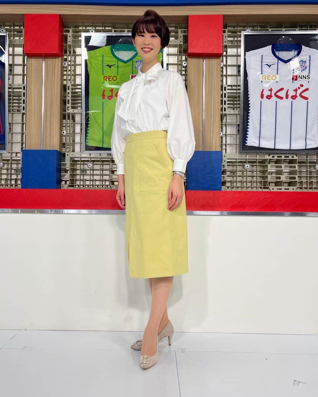 小松千絵のインスタグラム：「今日の山梨スピリッツ ⚽️  数年前に花粉症を発症した私🤧 今まで軽症だったのに 数日前からとんでもなく目が痒い！だるい！肌が痛い！とひどい症状が😂 これまで花粉症と戦ってきた全てのアナウンサー、 いや！花粉症と戦ってきた全ての人たちを尊敬します😭笑  明日のラジオも頑張ります！ キックス聞いてくださいねー✨  ピアス #HIJI工房 ヘアセット #CHARME  #山梨県 #山梨 #yamanashi #甲府 #アナウンサー #ラジオパーソナリティ #ラジオパーソナリティー #ラジオ #radio #radiko #山梨放送 #ybsラジオ #小松千絵 #山梨スピリッツ」