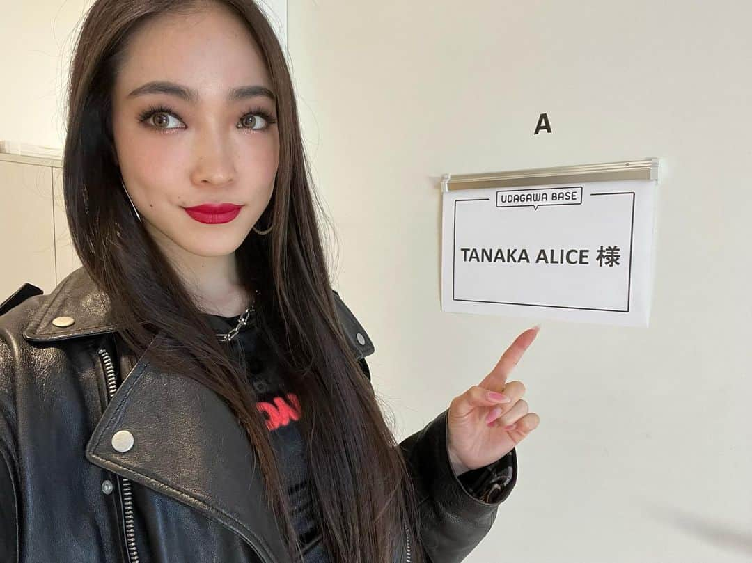 TANAKA ALICEのインスタグラム：「Zeebra’s LUNCH TIME BREAKS 生放送バージョンはもうすぐ消えちゃうよ〜‼︎👐🏼 そしてamebaのトイレのマークゆるくてかわいい😆  #abema#ameba #wrep #zeebra #tanakaalice #lunchtimebreaks」