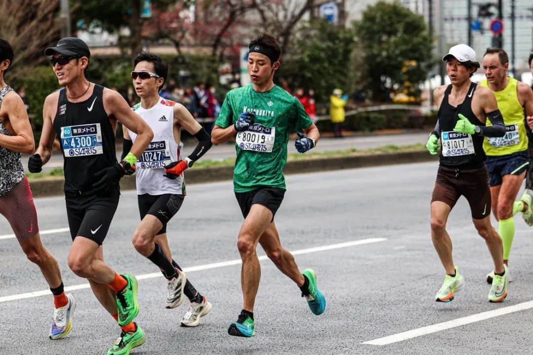 宇野けんたろうのインスタグラム：「【東京マラソン2023】  2時間38分51秒！！  今の練習とか全部含めた実力でした！  42.195km  ずっとずっと楽しめました。  毎年この月が来ると  なんかモヤモヤして  早く走り終わる事ばかり  考えてましたが  今年は違いました。  苦しいけど楽しい  まだまだいけるかも  これの繰り返しでした。  １月から  長い距離を走れない体になってしまい  不安で毎日を過ごしていました。  本当に走れなくて  走り出すと体が痺れてきて  ガス欠状態がずっと続きました。  そして迫ってくる３月に  いらないストレスを  たくさん感じていました。  このままだともう走る前に  体がおかしくなる。  もうこうなったら  記録も大事だけど楽しく走ろう  時計を気にしないで  きつくなったら  沿道を見ようと切り替えました。  スタートしてから  とにかく楽しむ楽しむ楽しむ  沿道の声援  太鼓の響き渡る音  全てを力に変えて。  不思議な事に  体が一気に軽くなり  久しぶりの感覚に  涙が出てきました。  嬉しかった、本当に嬉しかった。  走っていて楽しかった記憶が  ここで  よみがえりました。  気がついたら苦しかったけど  頑張ってゴールした  宇野けんたろうがいました。  いつもなら  記録が出ないと  ふてくされて退散しますが  今日は  ゴールしたランナーと  握手して抱き合って  幸せを感じました。  地元の東京を走れた喜びや  すっかり忘れてた  走る楽しさを思い出させてくれた  東京マラソン  ありがとう。  また来年もよろしくね。  脚が筋肉痛だぜ。  チクショウ！！！！！  【1枚目写真提供.@eldoreso 】  #東京マラソン #壽屋 #コトブキヤ #イトイエックス #Buff  #eldoreso #JINGER」
