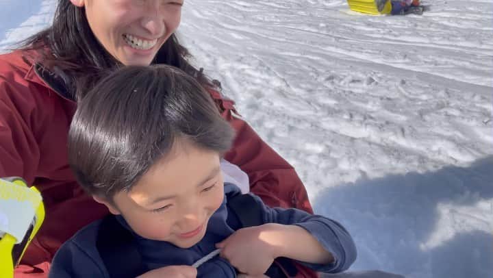 佐藤飛鳥のインスタグラム：「ママはなんか長すぎるから失格らしい🤣笑  #そり#そり遊び#雪遊び」