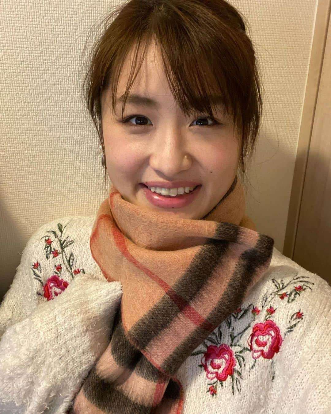 紗那ゆずはさんのインスタグラム写真 - (紗那ゆずはInstagram)「＊ そういえば。。 バレンタインとホワイトデーにかこつけて、夫婦お揃いでマフラーを購入しました。笑 Burberryのマフラーなんて、学生以来だけれど、カシミヤはあたたかいし、かわいいし、とても満足です🤭  こういうのにズボラな私。 何かといつも、イベントごとは主人任せです。。。 いつもありがとう🤣🤣  . . #バレンタイン #ホワイトデー #お揃いコーデ #burberry #バーバリーラブ #カシミヤ」3月5日 21時54分 - mitsuko_0318