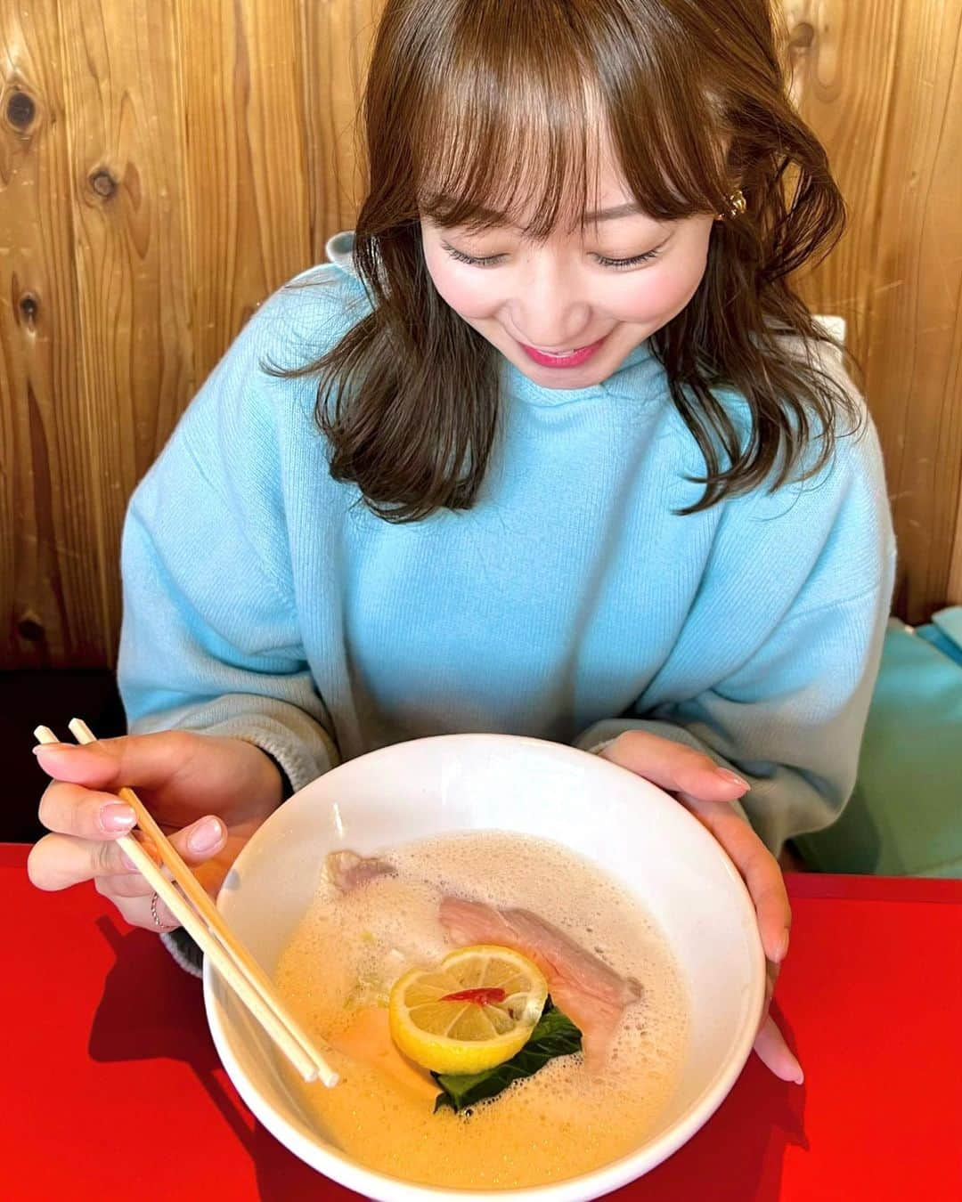 住吉史衣のインスタグラム：「. . 福岡のだいすきなラーメン屋さん🍜 『ナカムラボ。』が3/1に東京進出❗️ ということで、店主の中村さんがいらっしゃる間にお邪魔しました🤭🌸  何度食べても感動の鶏白湯🥹💕💕 今回は初めて坦々麺も！こちらは胡麻のクリーミーなスープが濃厚で美味しくて、山椒とラー油が後を引く美味しさ✨  『ナカムラボ。TOKYO』 東京都新宿区富久町9-1 @nakamulab.tokyo ←完全予約制 . . #ラーメン #ラーメン好きな人と繋がりたい #らーめん女子  #ナカムラボ #鶏白湯 #鶏白湯ラーメン #坦々麺 #福岡 #福岡グルメ #東京進出 #東京グルメ #完全予約制 #予約制 #ふーみん食べ歩き」