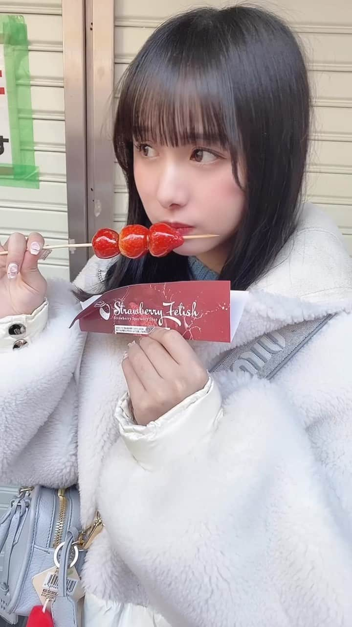 新谷真由のインスタグラム：「久しぶりにいちご飴食べた🍓」