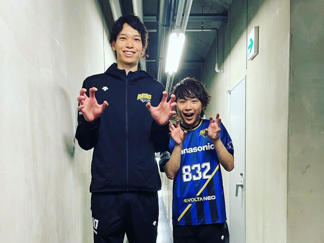 山内晶大のインスタグラム：「. . . 昨日と今日の2日間 東京でのホームゲーム たくさんの応援ありがとうございました！ . . 須賀健太さん OWVさん マジカルラブリーさん タモンズさん達に サポート、応援して頂きました😊 今後もパンサーズの一員として お待ちしています！ 2日間ありがとうございました🙇‍♂️ . . . #panasonicpanthers  #須賀健太 #OWV #マジカルラブリー #タモンズ」