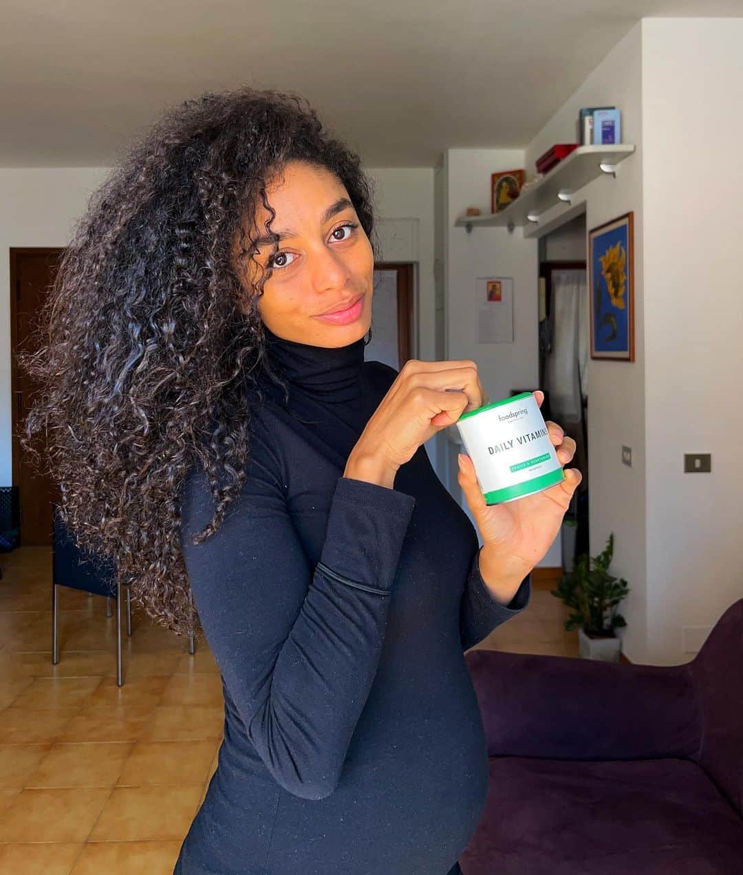 マリア・ベネディクタ・チグボルのインスタグラム：「Finalmente mi sento meglio! 🌈  Vi mostro le vitamine che giornalmente assumo, sono le daily vitamins di @foodspring_it l'integratore alimentare multivitaminico completo con estratti di frutta e verdura sotto forma di capsule🍏🥦 oggi più che mai possono aiutarmi in questo periodaccio 🤧 ovviamente continuo ad assumere le porzioni di frutta e verdura!  . . Ps: BeneFSG il mio codice sconto   #foodspringfamily #vitamine #ad #routine」