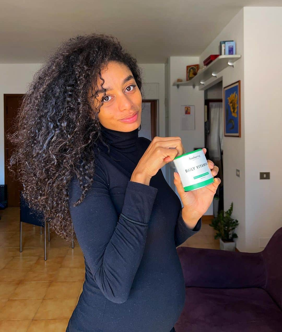 マリア・ベネディクタ・チグボルのインスタグラム：「Finalmente mi sento meglio! 🌈  Vi mostro le vitamine che giornalmente assumo, sono le daily vitamins di @foodspring_it l'integratore alimentare multivitaminico completo con estratti di frutta e verdura sotto forma di capsule🍏🥦 oggi più che mai possono aiutarmi in questo periodaccio 🤧 ovviamente continuo ad assumere le porzioni di frutta e verdura!  . . Ps: BeneFSG il mio codice sconto   #foodspringfamily #vitamine #ad #routine」