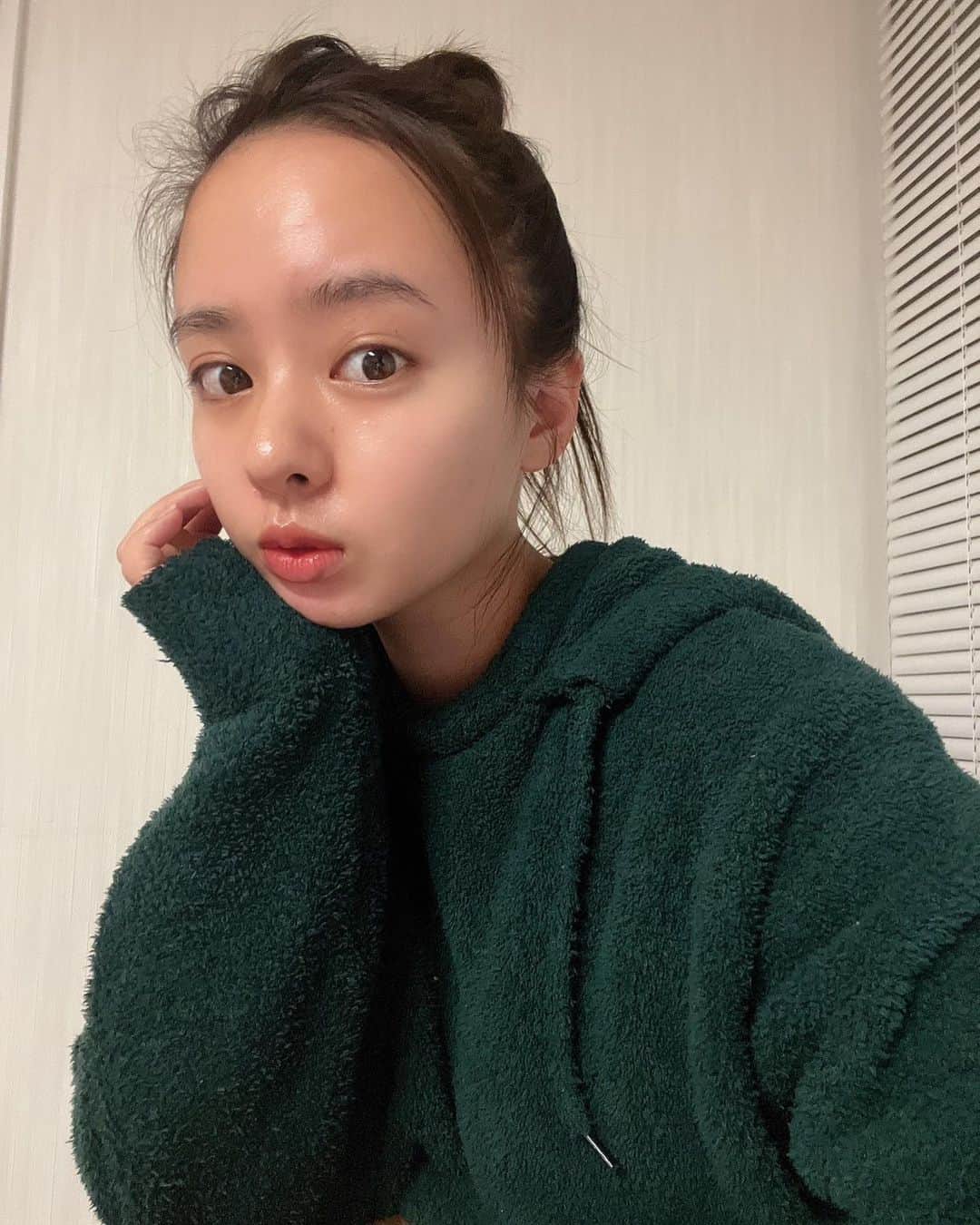 山田菜々のインスタグラム：「この間ストーリーでまとめたいって言ってたもの❤️‍🔥 剥けないハーブピーリング🌿 通い初めてまもなく1年...✨  花粉の時期は必ずお肌はやられちゃってたのが今期調子いいなぁ〜🤔 って思っててふと思い出したの！  初めて行ったのが４月でお肌がやられてて相談したら「髪の毛やまつ毛と一緒でお肌も手間暇かけてお手入れちゃんとしてあげれば答えてくれてだんだん強くなるしキレイになるよ☺️大好きなワンちゃんにも愛情いっぱい注いであげるのと一緒🐶」っていつもお手入れしてくれるあさこさんが言っていたことを🤫🫶🏻 ほんまやん！って実感してます❤️‍🔥  お肌がほんとに強くなった気はする☺️♡ もちろん、どんだけお酒のんで酔って帰っても必ずメイクは落とすけどっ☺️‼️  ハーブピーリングでも剥けないから日にちを問わなくていいし、頭や首デコルテにもアプローチしてくれるからすっきりもちもちなるよ🥹🍑 (最後の動画みて🌸ゴットハンド🤲)  あとおなかをハーブであたためてくれるところも好き...！♡ (腸は絶対冷やしちゃいけない🍵)  前に紹介したら、あさこさんがななちゃんの見て来てくれた人たちがいてね〜🥹って喜んでくれてた♡  ３月も行くの楽しみだ〜っ🫶🏻」