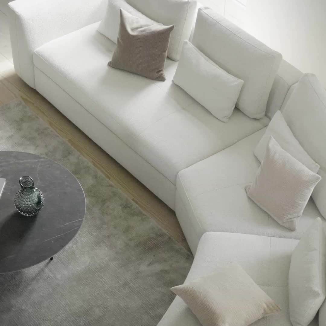 BoConceptのインスタグラム：「Add a natural touch to your space with relaxing, calming colours. From soothing greys to luxe browns, embracing a neutral palette ensures a timeless aesthetic. Learn more about this season's calming neutrals trend via link in bio.  LIVE STYLE. LIVE EKSTRAORDINÆR.   #boconcept #liveekstraordinaer #ekstraordinærsince1952 #anystyleaslongasitsyours #calmingcolours #colours #interiordesign #homestyling #danishdesign」