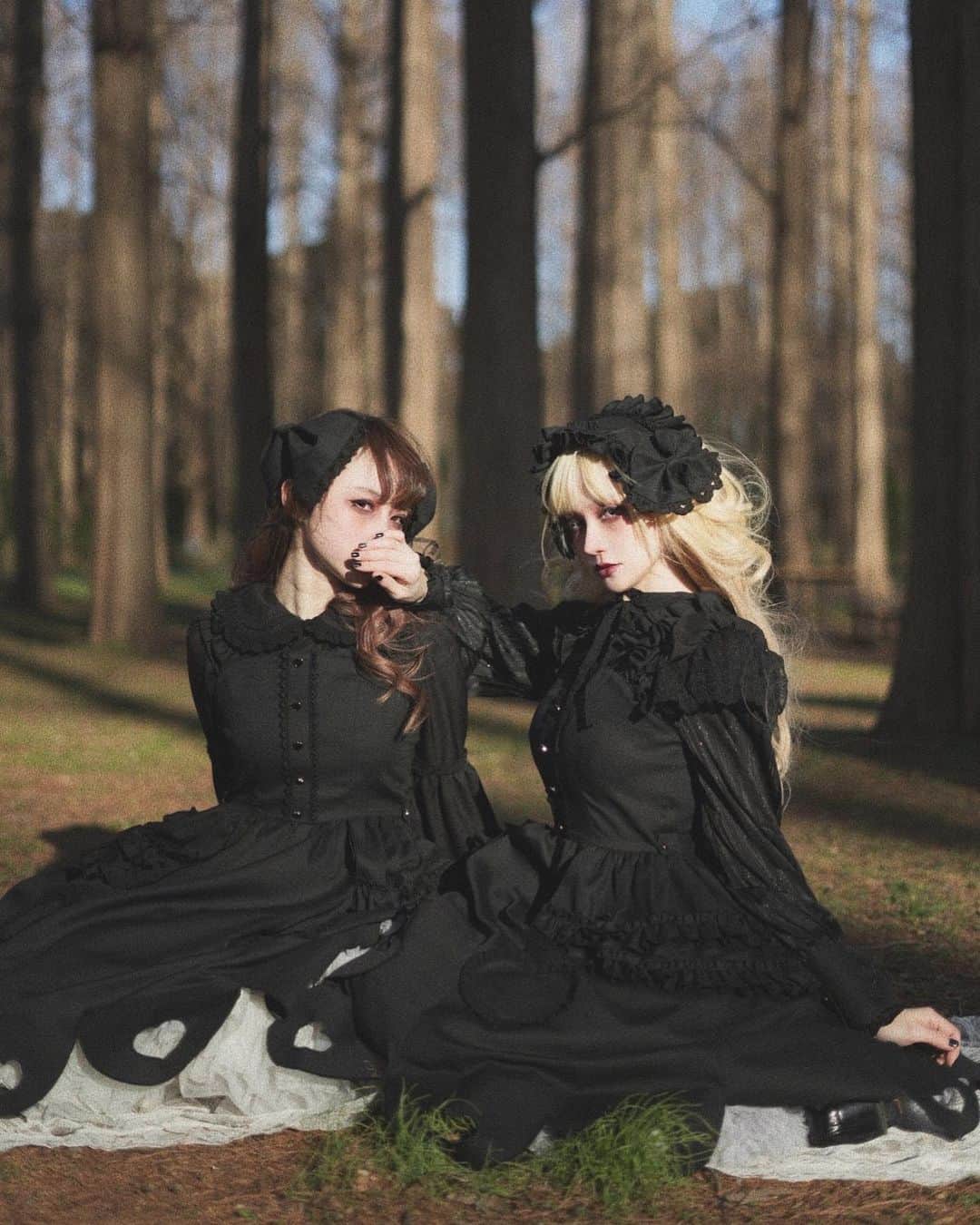 赤木クロのインスタグラム：「moon lolitaさんのモデルをさせていただきました🖤 . . . . #moonlolita #lolitafashion #lolitagirl #sweetlolita #蘿莉塔 #洛丽塔 #lo娘 #fashionblogger #lolitamodel #kawaiigirl #lolitamakeup #handmadelolita #handmadeoutfit #lolitadress #moonlolita #ロリータファッション #ロリータコーデ #ロリィタ服 #ロリィタファッション #ロリィタさんと繋がりたい #ロリィタコーデ #gothiclolita #ゴスロリ #ブラックコーデ #黒コーデ」