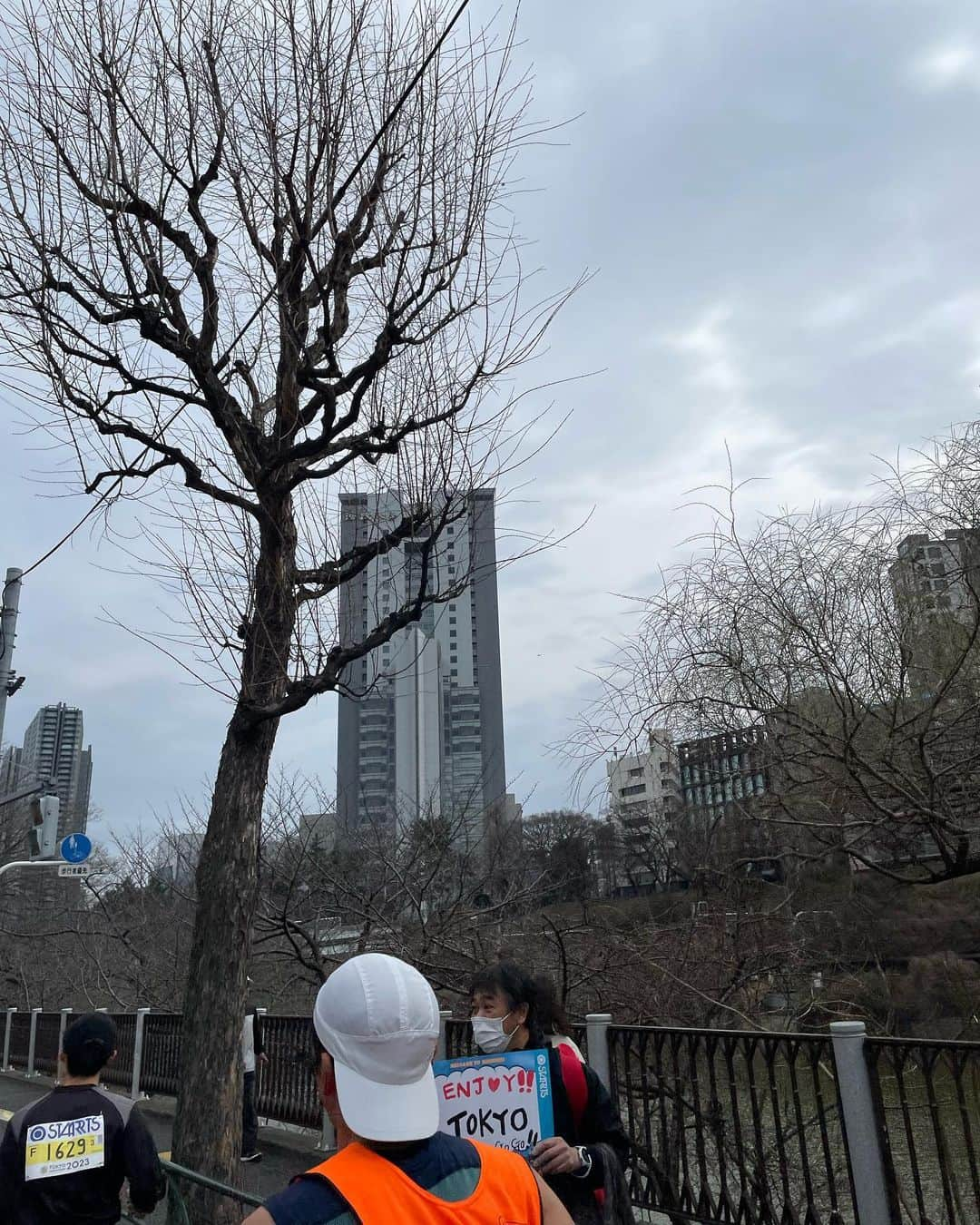 八木隆太郎さんのインスタグラム写真 - (八木隆太郎Instagram)「初の東京マラソンなんとか完走！ 2020年大会の忘れ物と、目標の大会の戦利品をゲット🏅 世界中からランナーが集まっていて さすがは世界６大マラソンだなと感じました✨ いつもの東京の景色が誇らしく、 特別に映りました。  タイムは秋の横浜以来のベスト更新を狙いましたが、雪景色の札幌と、多忙により走り込みが足らず… そりゃ月に80キロくらいしか走ってない人が、1日で42キロは無理がある。  会社行く前や、スノボ帰りでも無理して月半分以上は走ってたんだけれど、ダメでした。  でも脚のダメージ少ないし、 どんだけダメでも3時間台では走れるようになっているので、 そこは次に繋げていきます。  北海道のマラソンシーズンが楽しみ👌  #東京マラソン #マラソン #東京」3月5日 22時28分 - ryutaroyagi0414