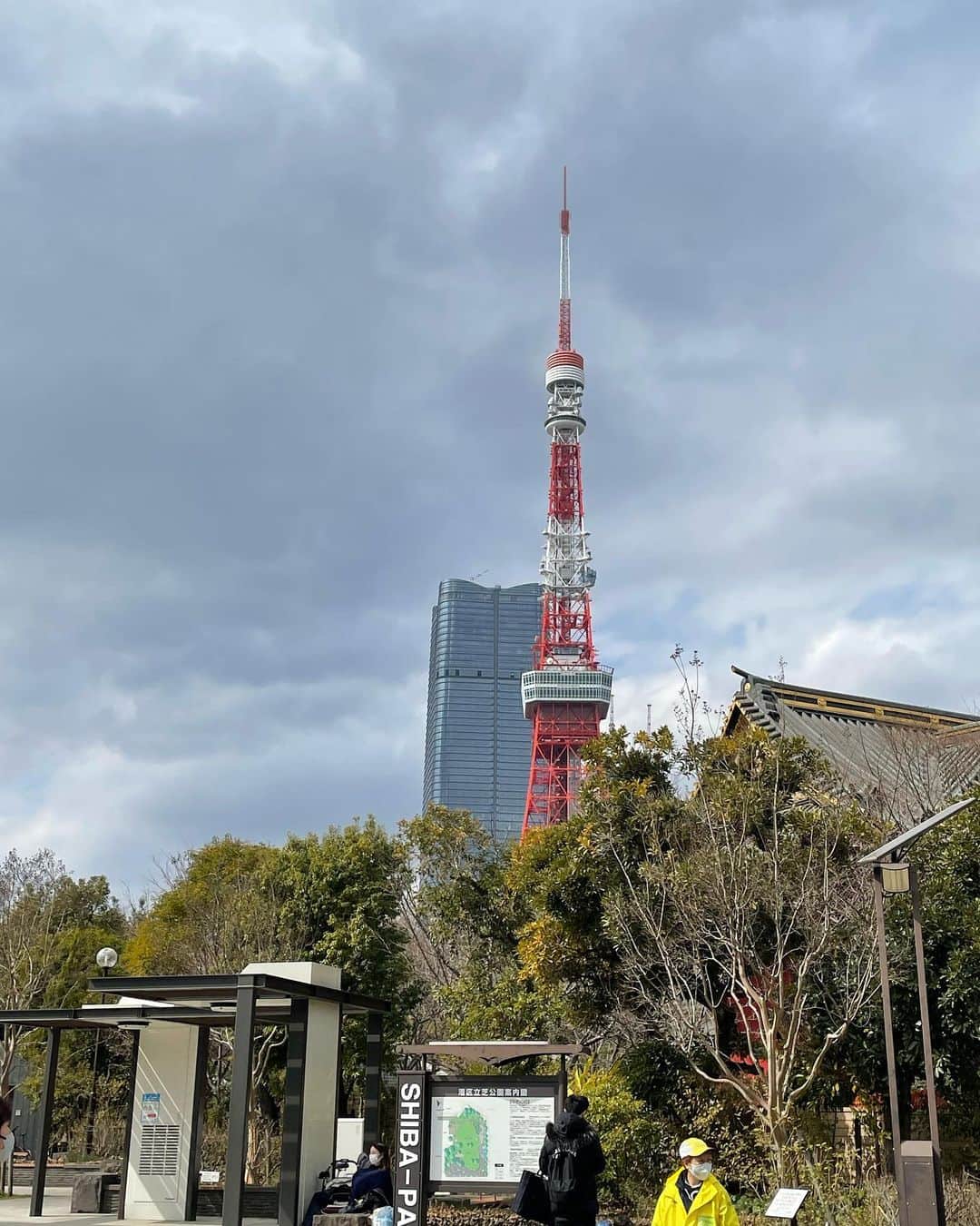 八木隆太郎さんのインスタグラム写真 - (八木隆太郎Instagram)「初の東京マラソンなんとか完走！ 2020年大会の忘れ物と、目標の大会の戦利品をゲット🏅 世界中からランナーが集まっていて さすがは世界６大マラソンだなと感じました✨ いつもの東京の景色が誇らしく、 特別に映りました。  タイムは秋の横浜以来のベスト更新を狙いましたが、雪景色の札幌と、多忙により走り込みが足らず… そりゃ月に80キロくらいしか走ってない人が、1日で42キロは無理がある。  会社行く前や、スノボ帰りでも無理して月半分以上は走ってたんだけれど、ダメでした。  でも脚のダメージ少ないし、 どんだけダメでも3時間台では走れるようになっているので、 そこは次に繋げていきます。  北海道のマラソンシーズンが楽しみ👌  #東京マラソン #マラソン #東京」3月5日 22時28分 - ryutaroyagi0414