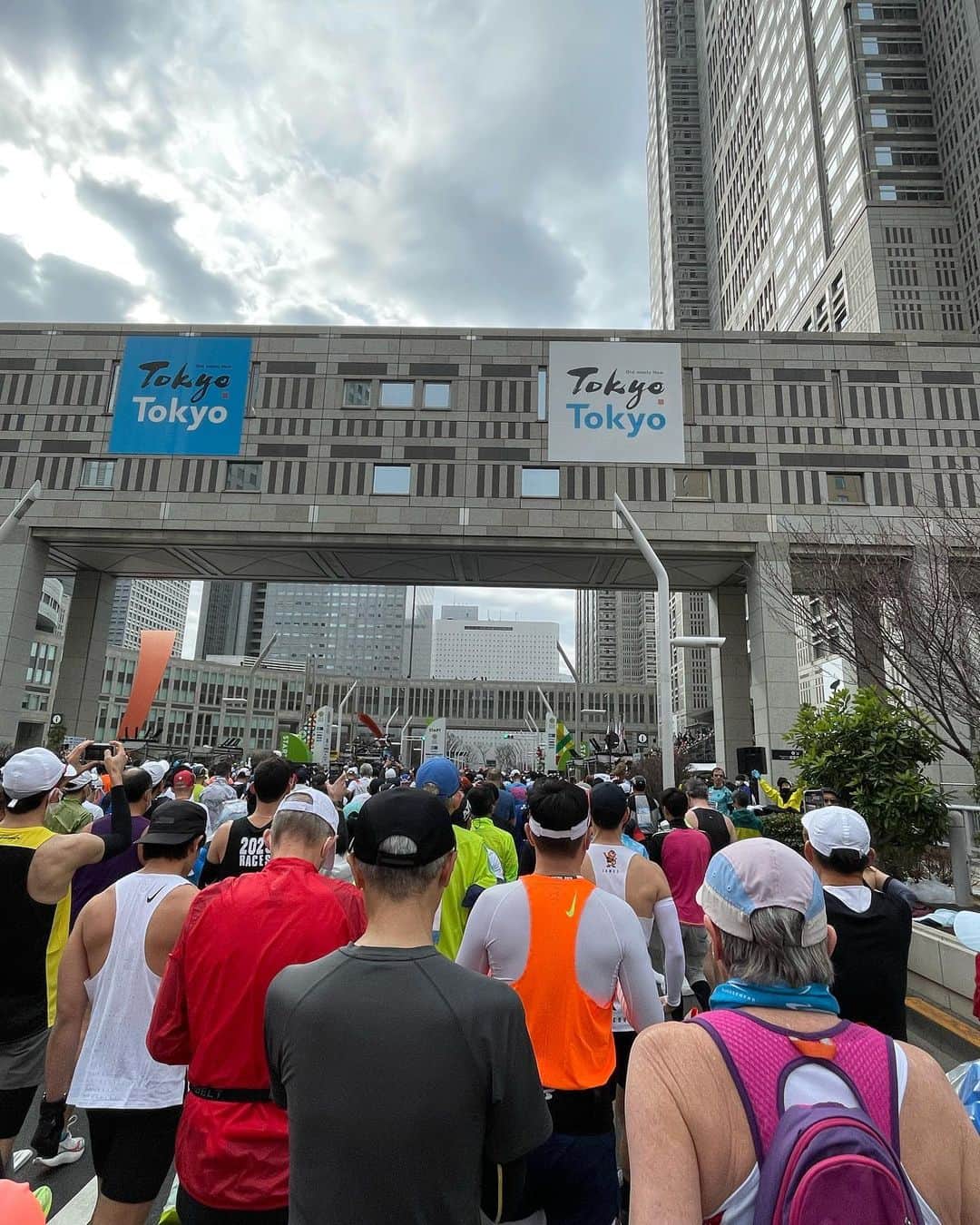 八木隆太郎さんのインスタグラム写真 - (八木隆太郎Instagram)「初の東京マラソンなんとか完走！ 2020年大会の忘れ物と、目標の大会の戦利品をゲット🏅 世界中からランナーが集まっていて さすがは世界６大マラソンだなと感じました✨ いつもの東京の景色が誇らしく、 特別に映りました。  タイムは秋の横浜以来のベスト更新を狙いましたが、雪景色の札幌と、多忙により走り込みが足らず… そりゃ月に80キロくらいしか走ってない人が、1日で42キロは無理がある。  会社行く前や、スノボ帰りでも無理して月半分以上は走ってたんだけれど、ダメでした。  でも脚のダメージ少ないし、 どんだけダメでも3時間台では走れるようになっているので、 そこは次に繋げていきます。  北海道のマラソンシーズンが楽しみ👌  #東京マラソン #マラソン #東京」3月5日 22時28分 - ryutaroyagi0414