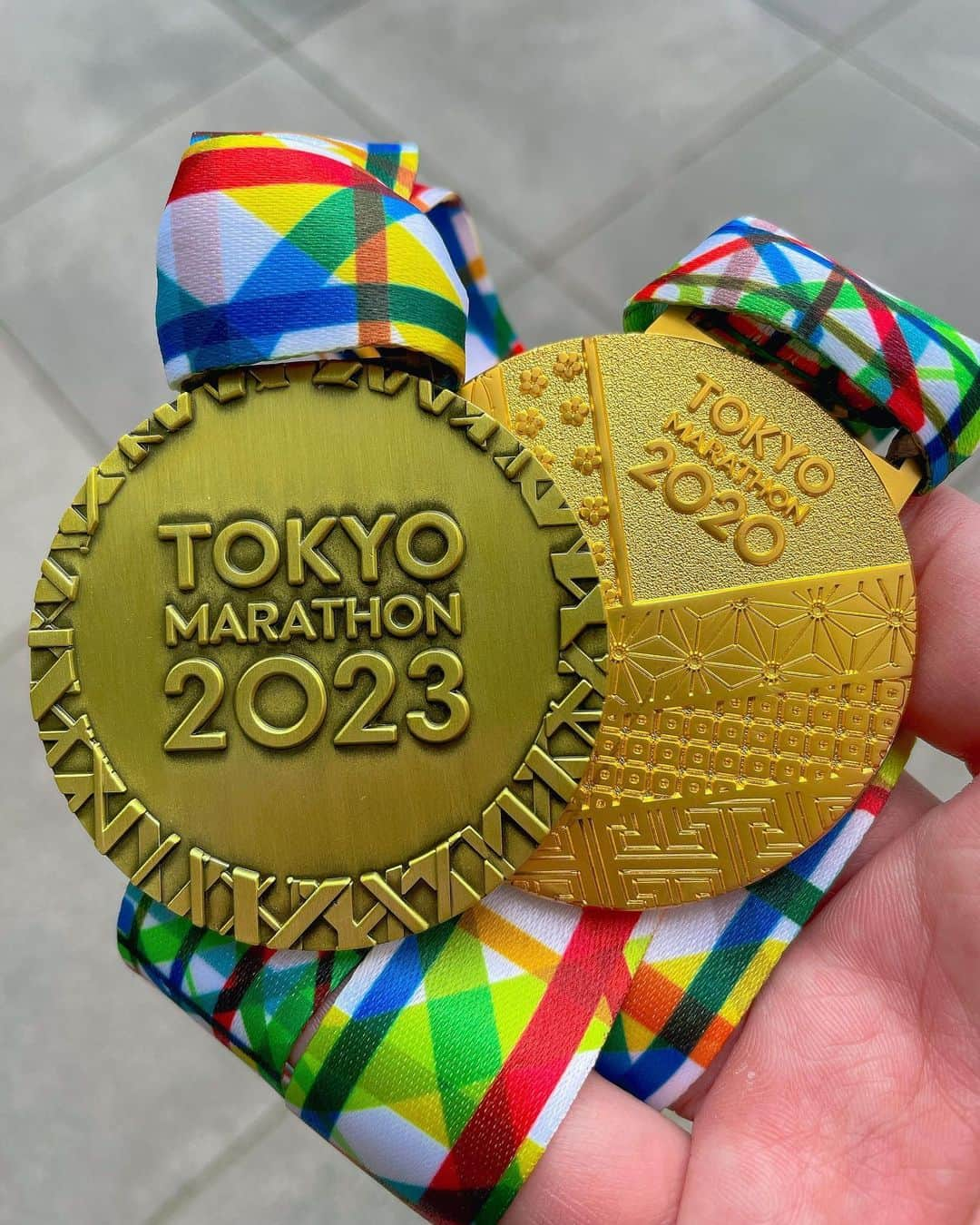 八木隆太郎のインスタグラム：「初の東京マラソンなんとか完走！ 2020年大会の忘れ物と、目標の大会の戦利品をゲット🏅 世界中からランナーが集まっていて さすがは世界６大マラソンだなと感じました✨ いつもの東京の景色が誇らしく、 特別に映りました。  タイムは秋の横浜以来のベスト更新を狙いましたが、雪景色の札幌と、多忙により走り込みが足らず… そりゃ月に80キロくらいしか走ってない人が、1日で42キロは無理がある。  会社行く前や、スノボ帰りでも無理して月半分以上は走ってたんだけれど、ダメでした。  でも脚のダメージ少ないし、 どんだけダメでも3時間台では走れるようになっているので、 そこは次に繋げていきます。  北海道のマラソンシーズンが楽しみ👌  #東京マラソン #マラソン #東京」