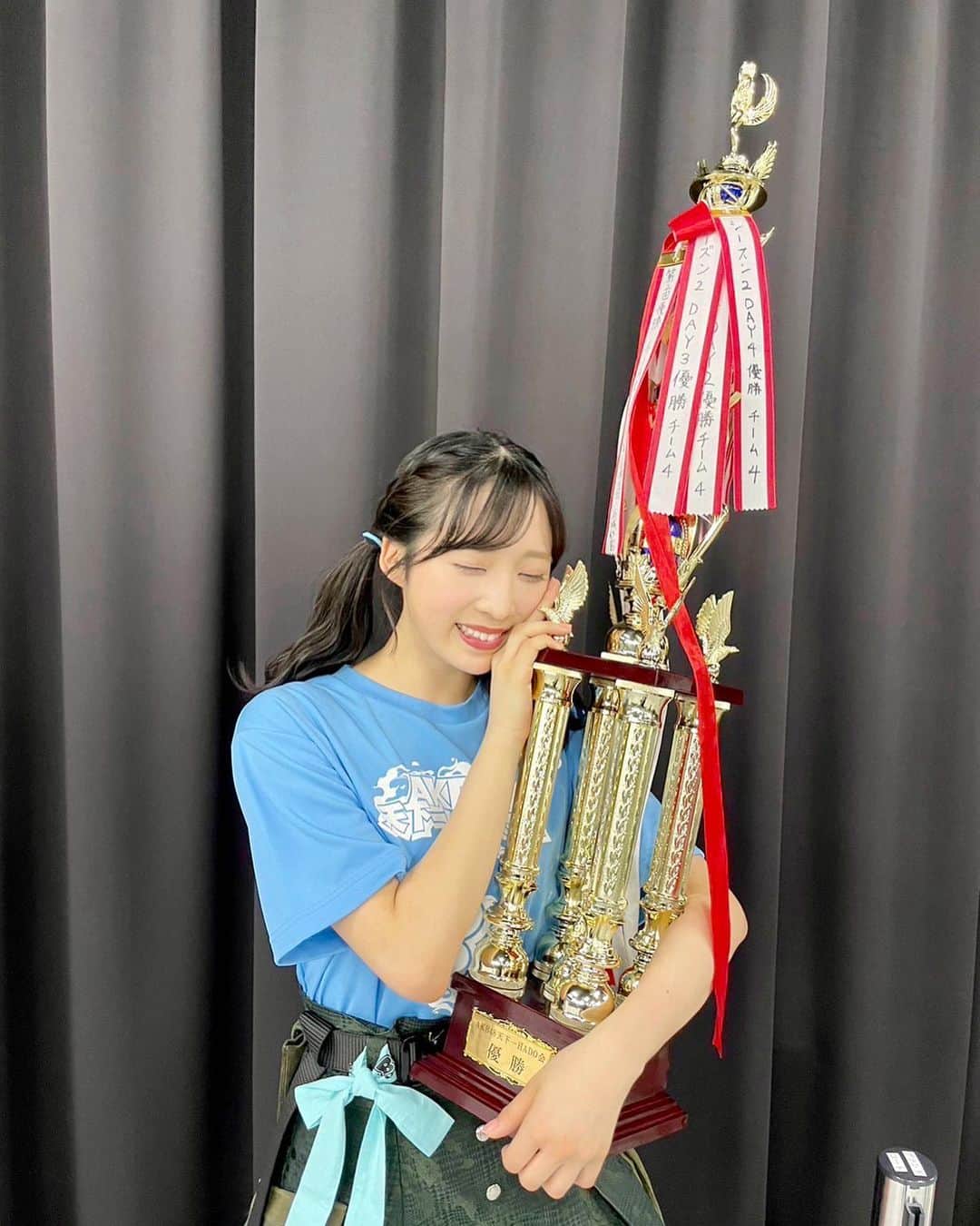 小栗有以のインスタグラム：「チームB優勝~🏆❤️‍🔥  こんな大きなトロフィー 初めて持ったかも…🥹💫 嬉しい~！！  最後まで応援よろしくお願いします！  #AKB48天下一HADO会  #チームB #ツインテール」