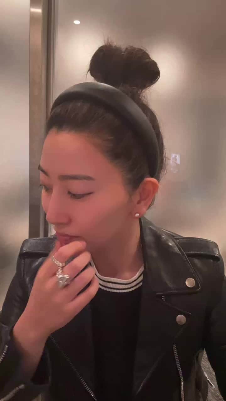のインスタグラム：「3/7東京文化会館で対面でお渡しするサイン入れ！(🎫はSOLDOUT頂いています🙏) 全部にポポ入りです🐶 生ではお渡しのみでその場で書けないので その方達用にコンサート終わるまで残します☺️」
