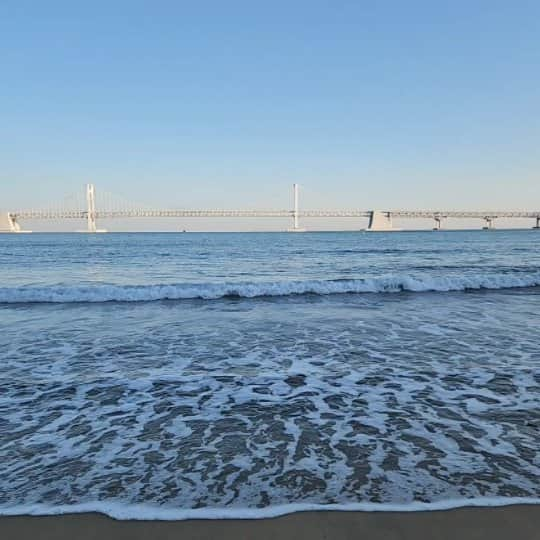 ココのインスタグラム：「광안리 가고 싶당. 히 🌊 I want to go to the beach 대게 먹고  싶다  회 먹고  싶  당」