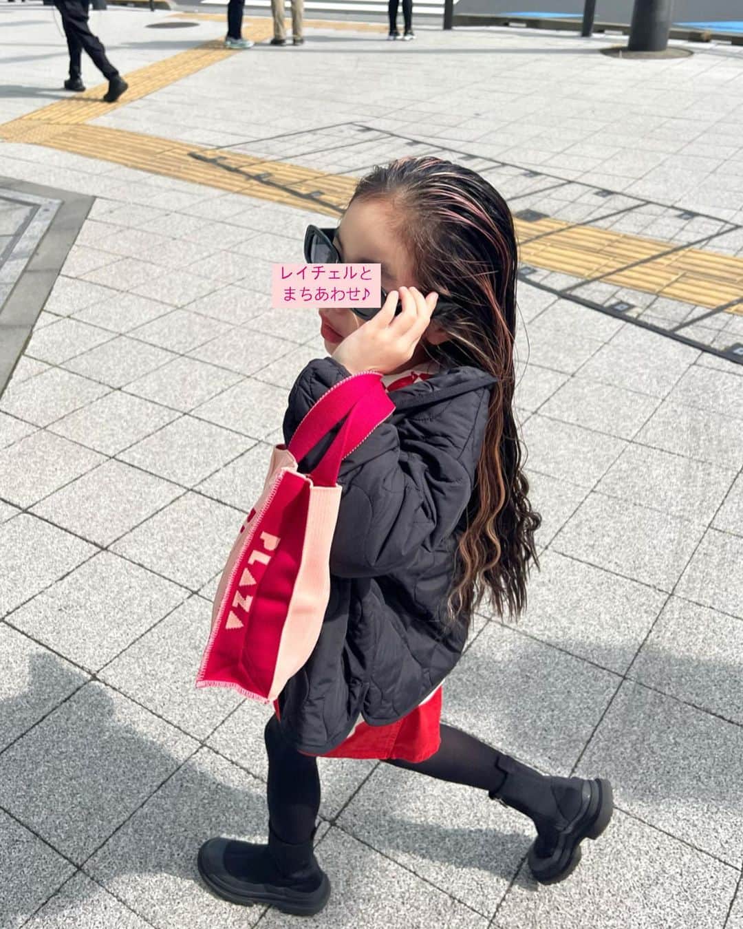&mのインスタグラム：「おともだちと待ち合わせして♪どこへ行くと思う⁇🤭  正解は…  公園🤭（この格好でw）」
