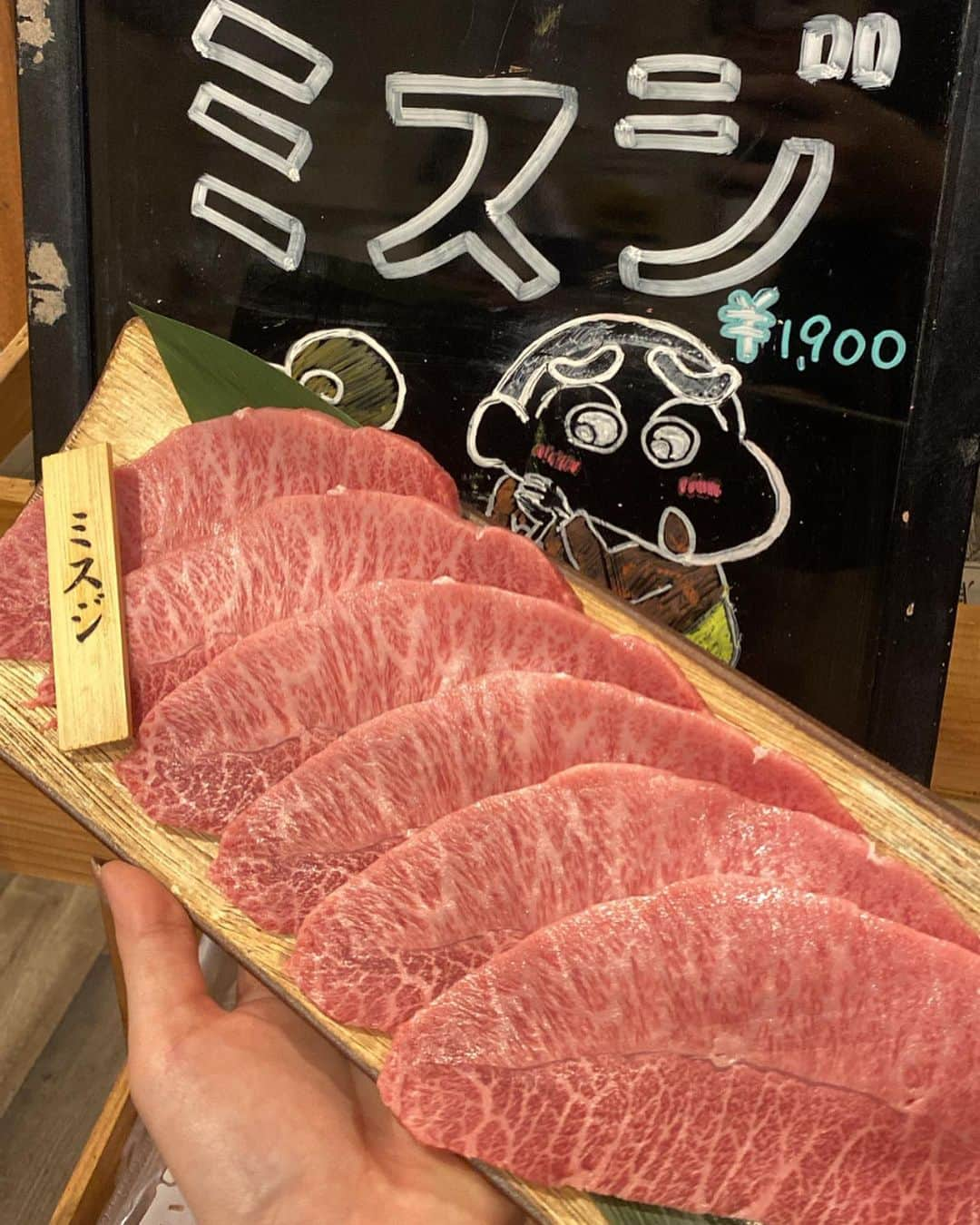 焼肉らんどのインスタグラム：「こんばんは〜焼肉らんどのももりんです🎶  今月のオススメ和牛は『ミスジ』です🤲🏻 キメ細かい霜降りが入っているお肉で 脂ノリも程よく食べやすいです🍖 注文の際はタレor塩からお選びいただけます💁🏽‍♀️❤️ 塩で注文していただいたら ワサビ醤油&塩に絡めてどうぞ🍻 絶品です❣️  #ミスジ #絶品 #ももりん #八尾#八尾市#近鉄八尾#近八尾#東大阪 #八尾グルメ#八尾ランチ#東大阪グルメ #八尾焼肉#焼肉ランチ#焼肉デート #大阪焼肉#大阪グルメ#焼肉屋　 　 #焼肉らんど  #焼肉#焼き肉#肉#肉スタグラム  #焼肉好きな人と繋がりたい　 #一人焼肉」