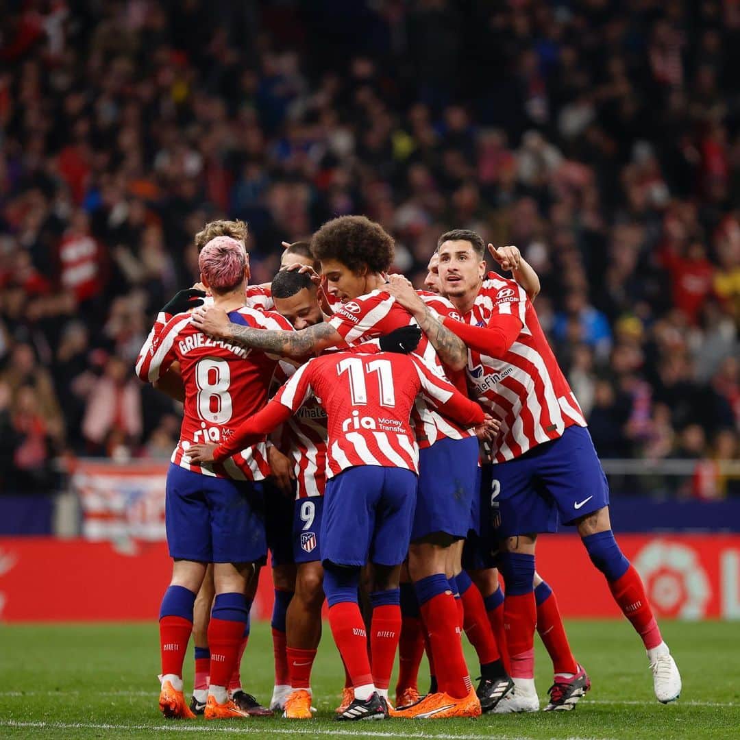 アクセル・ヴィツェルのインスタグラム：「A great night at home with our fans! A very strong performance and an important 3 points 💪🏽   Congratulations coach for 613 games @atleticodemadrid 👏 Proud to be a part of your historic moment 🔴⚪️」