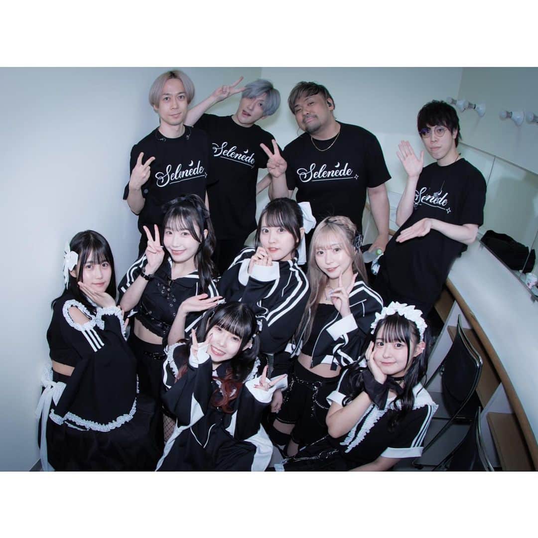 月に足跡を残した6人の少女達は一体何を見たのか…のインスタグラム：「バンドメンバーの方々とのお写真📸」