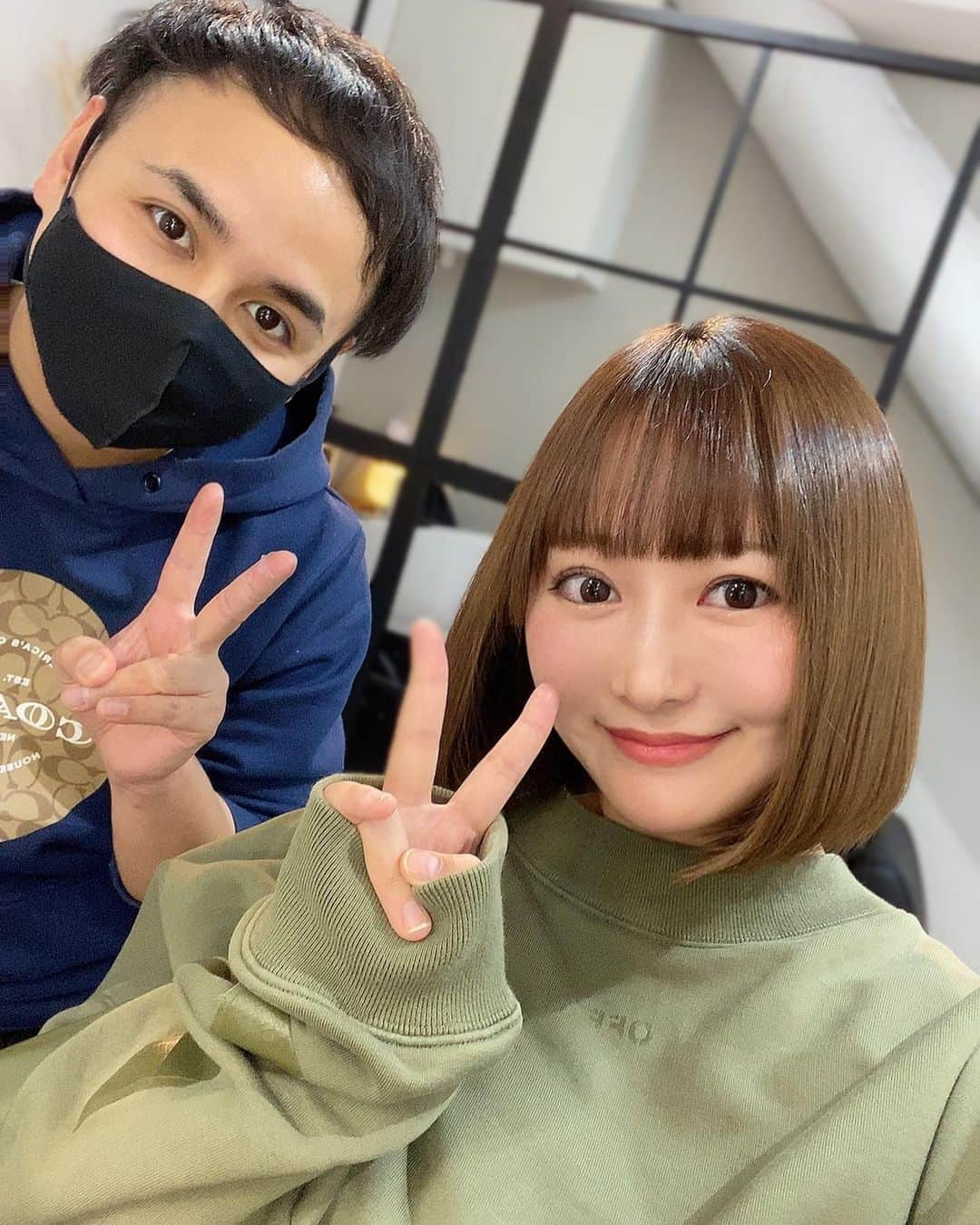 YU-RIさんのインスタグラム写真 - (YU-RIInstagram)「2枚目見て🔜🙋🏻‍♀️ ̖́- 久しぶりにRr SALON GINZAに꒰ ¨̮ ꒱⸝♡  砂漠のような髪に 天使の輪がᜊ( > ̫ < )ᜊ︎💕︎︎笑  ここのトリートメントしたら、 髪がすぐ伸びる気がする(笑) 毛が丈夫になるからかな(✌︎˙˘˙✌︎)  今日もケビンさんと、 ONE  PIECEの話で盛り上がった❤️‍🔥❤️‍🔥❤️‍🔥  いつもありがとうございます♡⃛ @kv_amn29   #トリートメント#うるつや髪#髪質改善#髪質改善トリートメント#水素トリートメント#ヒト幹細胞#ヒト幹細胞トリートメント#ツヤ髪#ウルツヤヘア#銀座#銀座美容室#アールサロン銀座#ショートヘア#ショートボブ#ショートカット#ショート女子#ショートカット女子 #rrsalon#rrsalonginza#treatment」3月5日 22時41分 - yu_uri.12