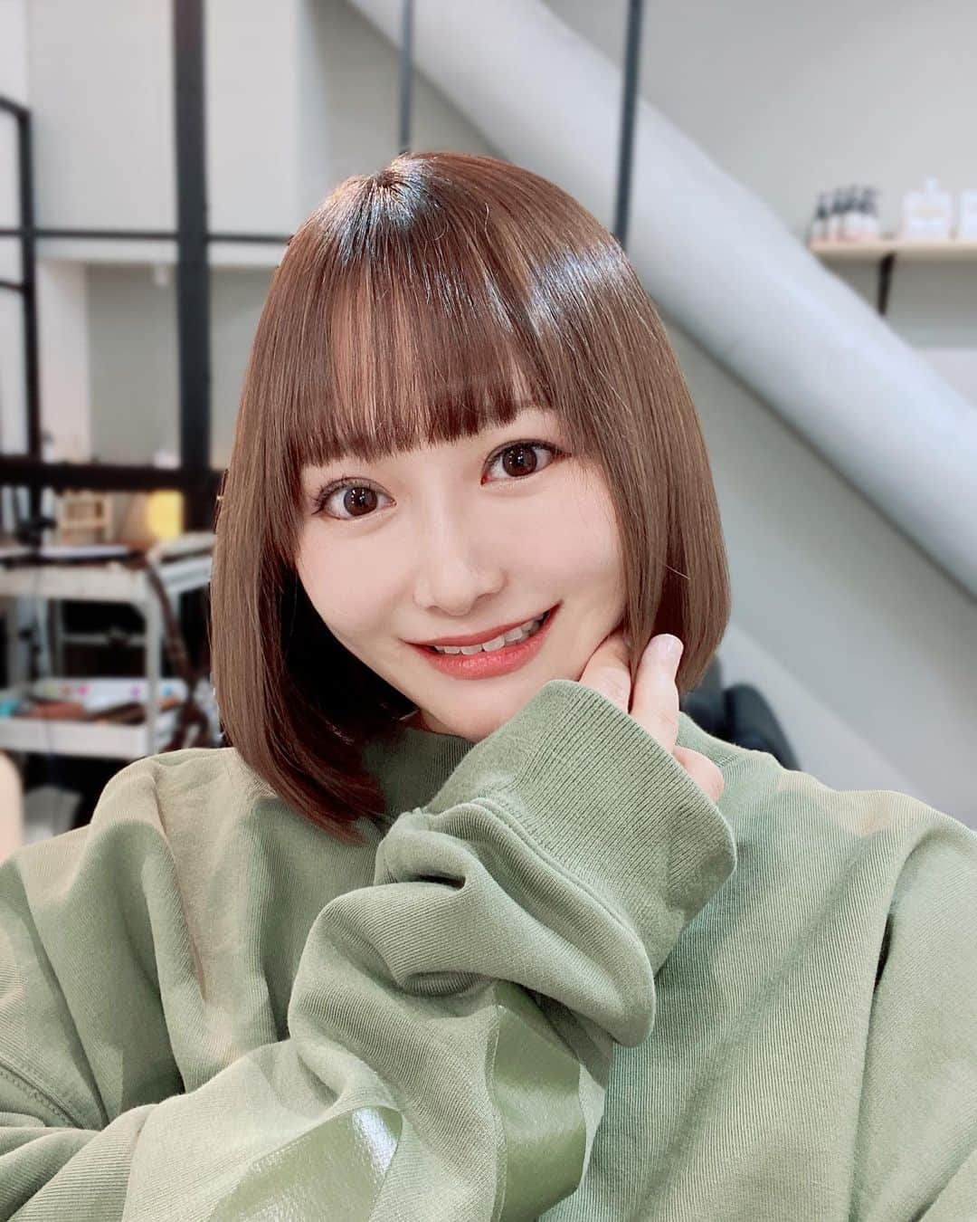 YU-RIのインスタグラム：「2枚目見て🔜🙋🏻‍♀️ ̖́- 久しぶりにRr SALON GINZAに꒰ ¨̮ ꒱⸝♡  砂漠のような髪に 天使の輪がᜊ( > ̫ < )ᜊ︎💕︎︎笑  ここのトリートメントしたら、 髪がすぐ伸びる気がする(笑) 毛が丈夫になるからかな(✌︎˙˘˙✌︎)  今日もケビンさんと、 ONE  PIECEの話で盛り上がった❤️‍🔥❤️‍🔥❤️‍🔥  いつもありがとうございます♡⃛ @kv_amn29   #トリートメント#うるつや髪#髪質改善#髪質改善トリートメント#水素トリートメント#ヒト幹細胞#ヒト幹細胞トリートメント#ツヤ髪#ウルツヤヘア#銀座#銀座美容室#アールサロン銀座#ショートヘア#ショートボブ#ショートカット#ショート女子#ショートカット女子 #rrsalon#rrsalonginza#treatment」