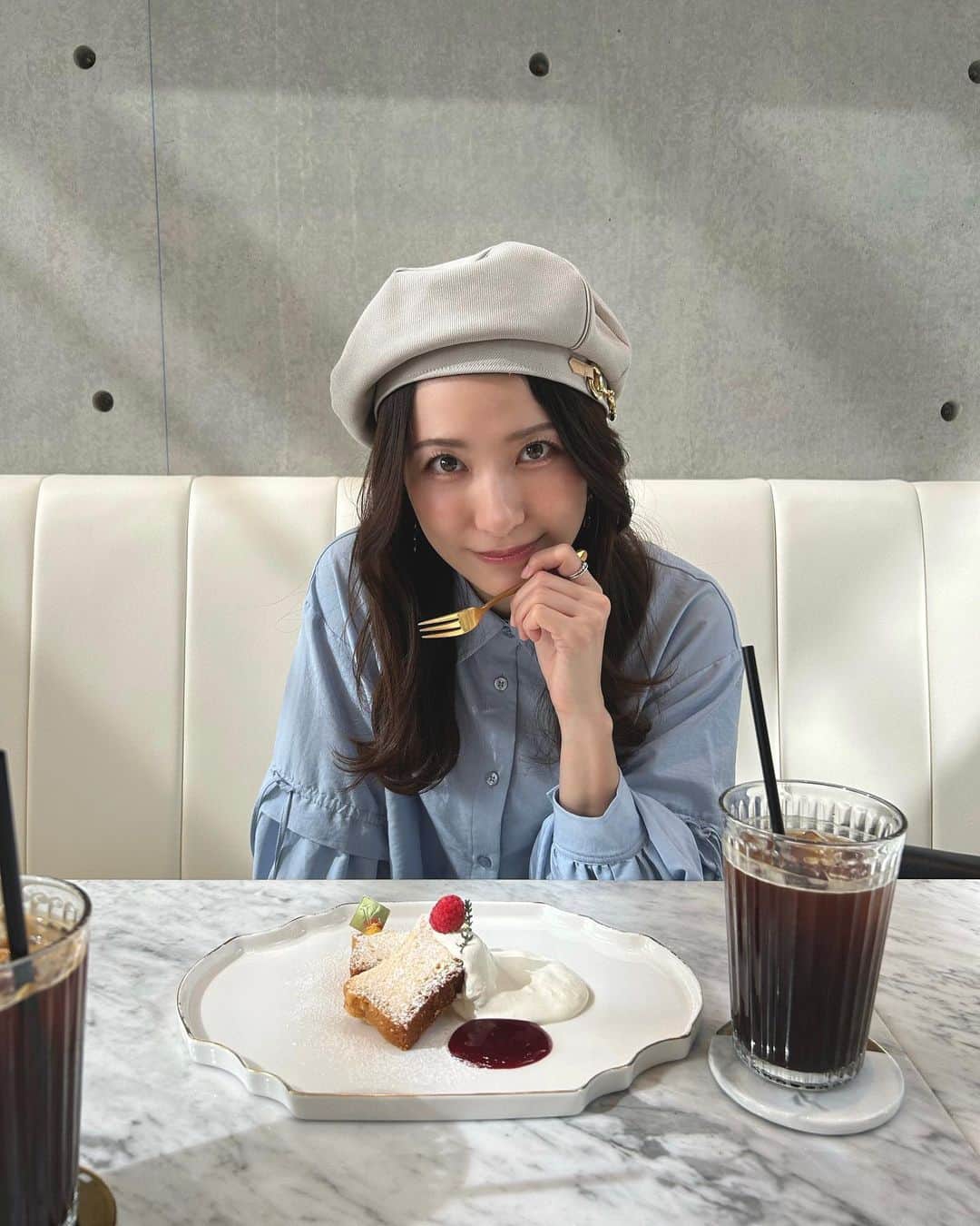 戸田れいのインスタグラム：「通りすがりに見つけたオシャカフェ🍰☕️🎀  だいぶ暖かくなってきたので最近はどこに行ってももっぱらアイスアメリカーノを頼みます🥤  お天気の良い休日はいつもずく姐とカフェ散策してるの👭  店内めちゃくちゃ可愛かったなぁ🤤 また行きたい♥️」
