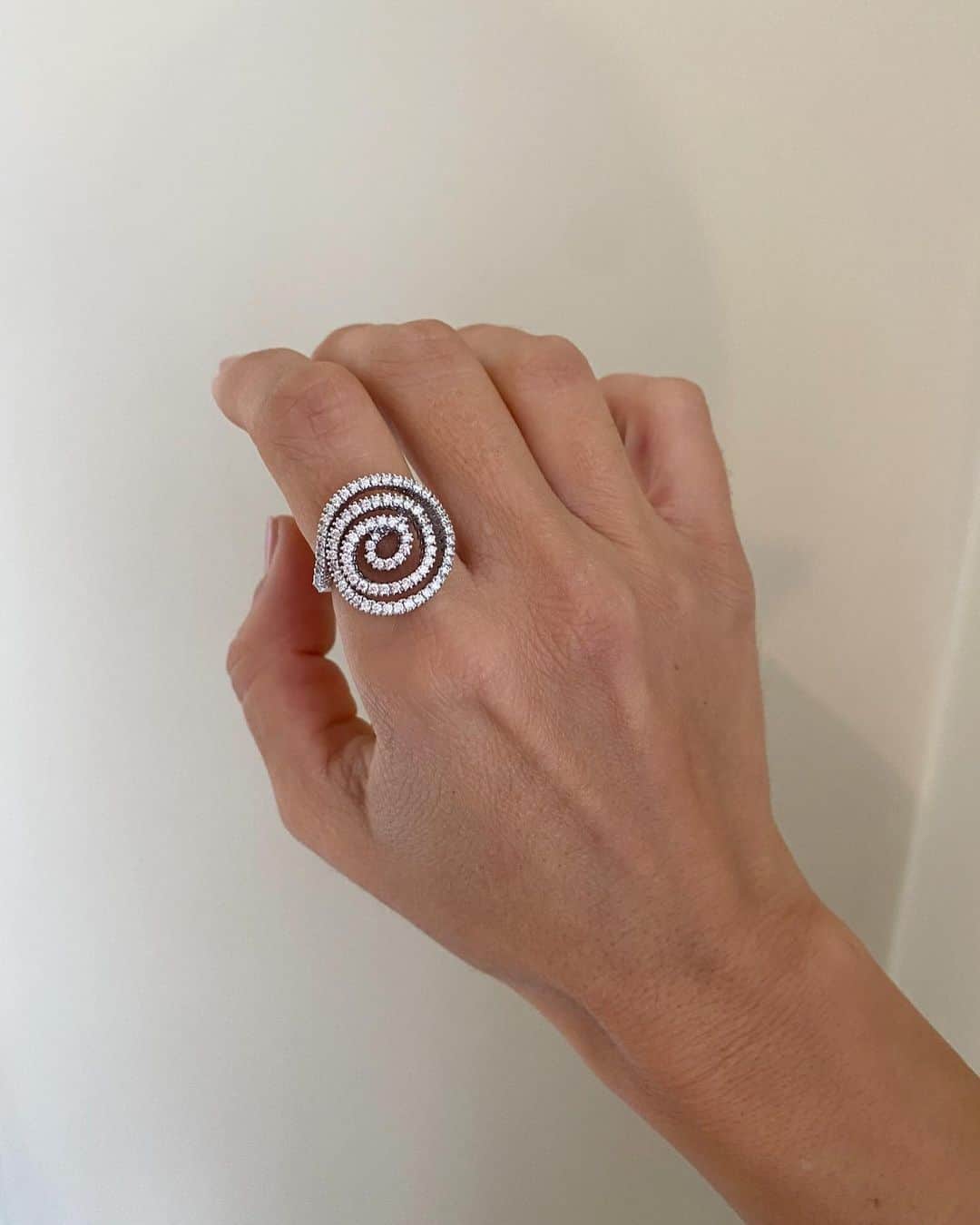 デルフィナデレトレズのインスタグラム：「‘Loop’ ring   A spiral cocktail ring loops in on itself in a continual sparkling vortex of white diamonds set in white gold   #delfinadelettrez」