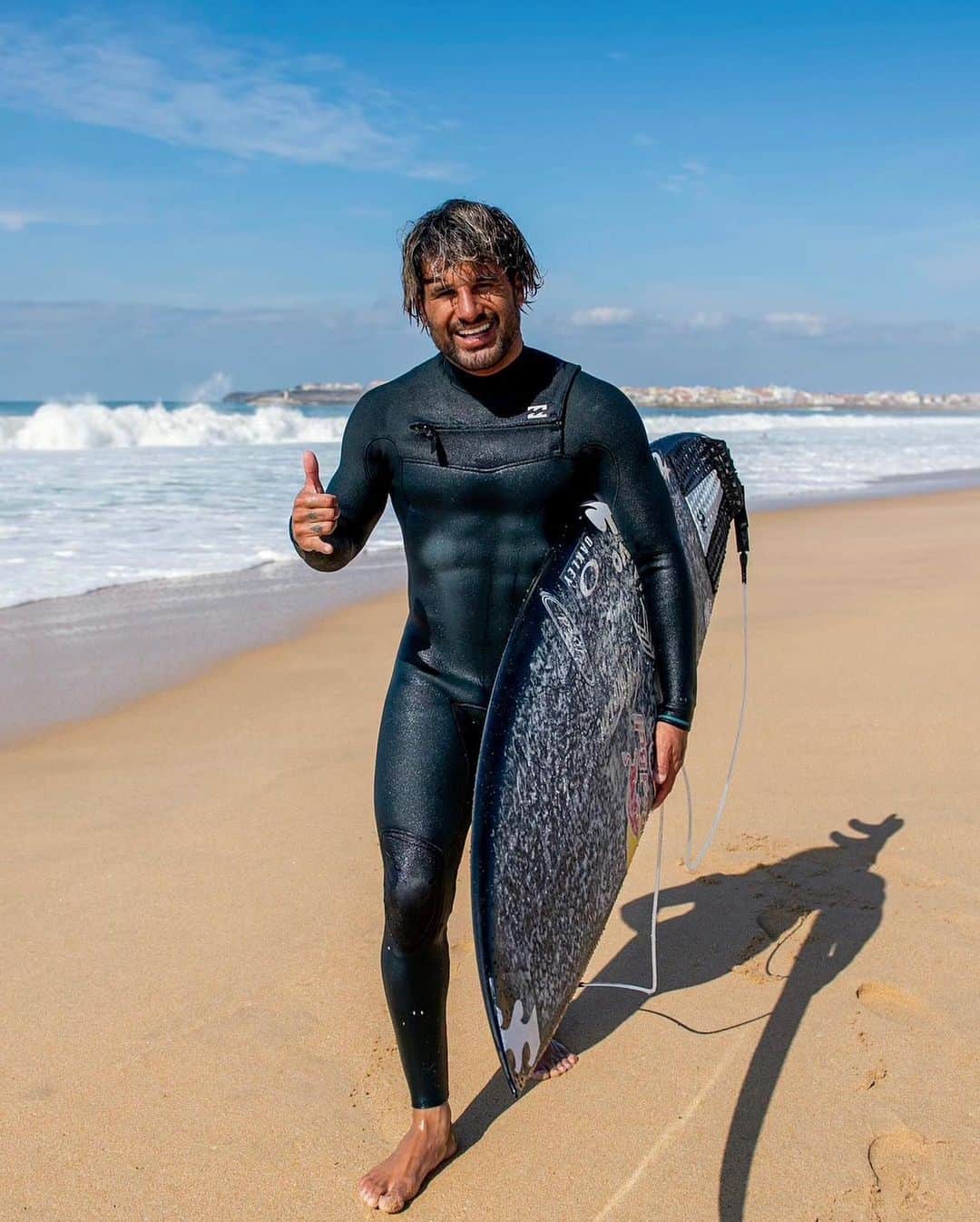 イタロ・フェレイラのインスタグラム：「ALTAS ONDAS nos últimos dias 😁🤙#portugal #surf   (📸 @haydengarfield_ & 🎥 @miguelcassiano__ )」