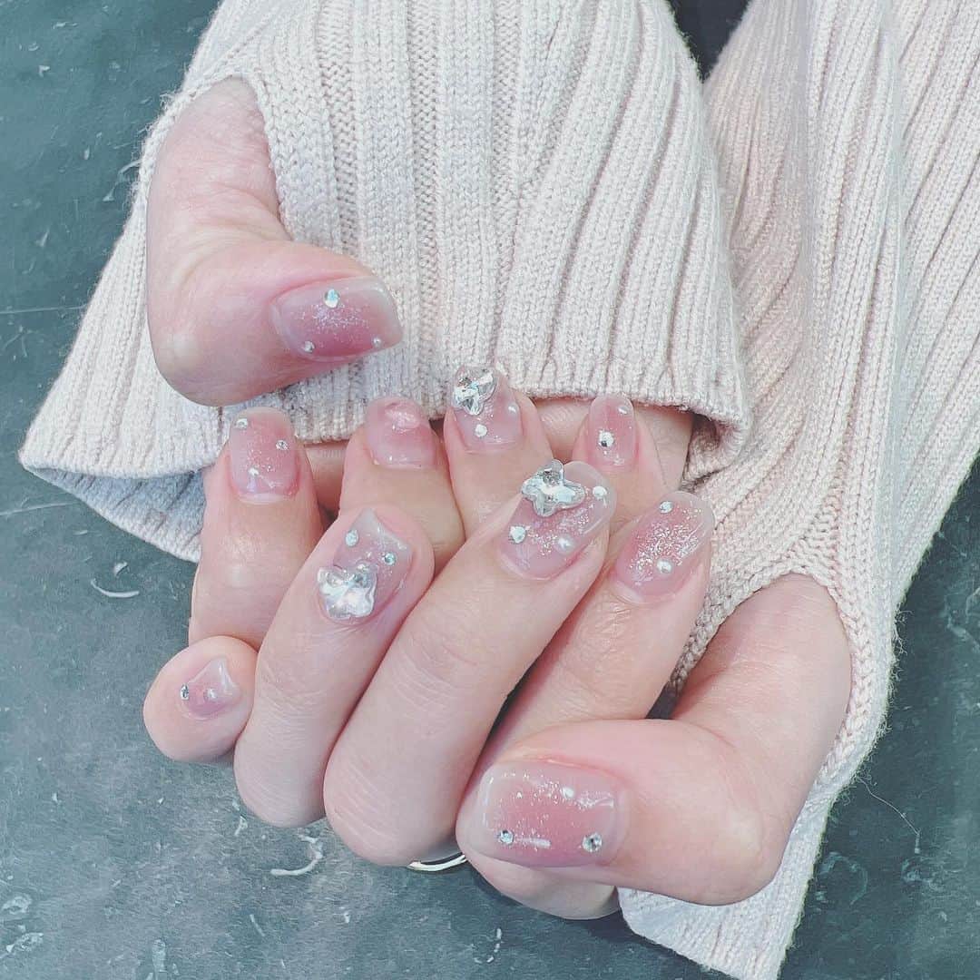 小桃音まいのインスタグラム：「🦋  ネイル可愛くしてもらってお気に入り〜🤍」